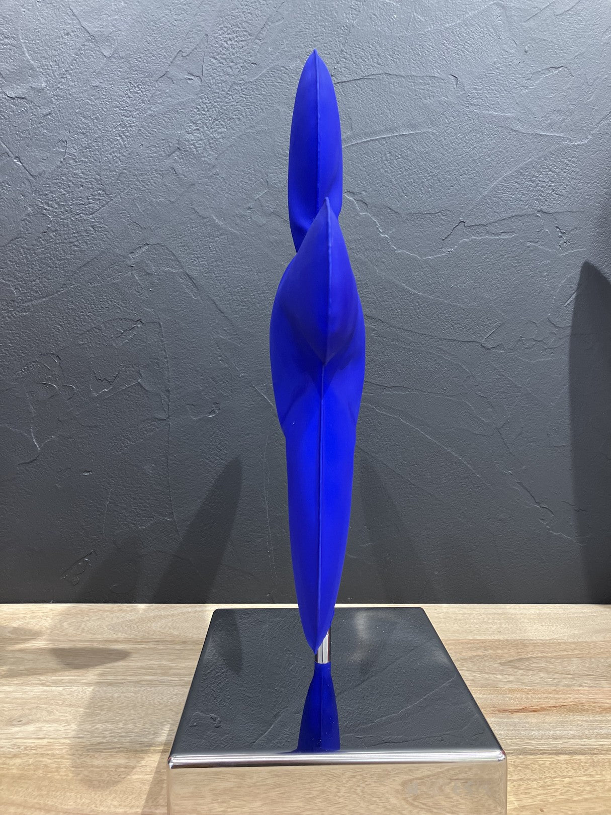 Petit Bonhomme bleu — création de Henri Iglesis, sculpture en métal soufflé