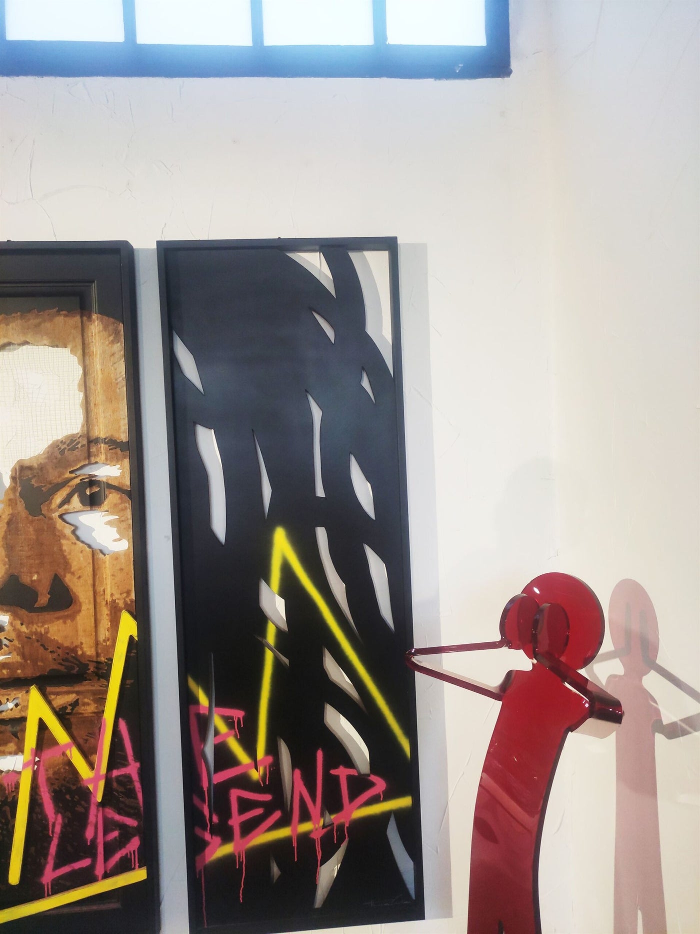 Flexo Shoot H150 — création de ZED, grande sculpture rouge translucide en acrylique