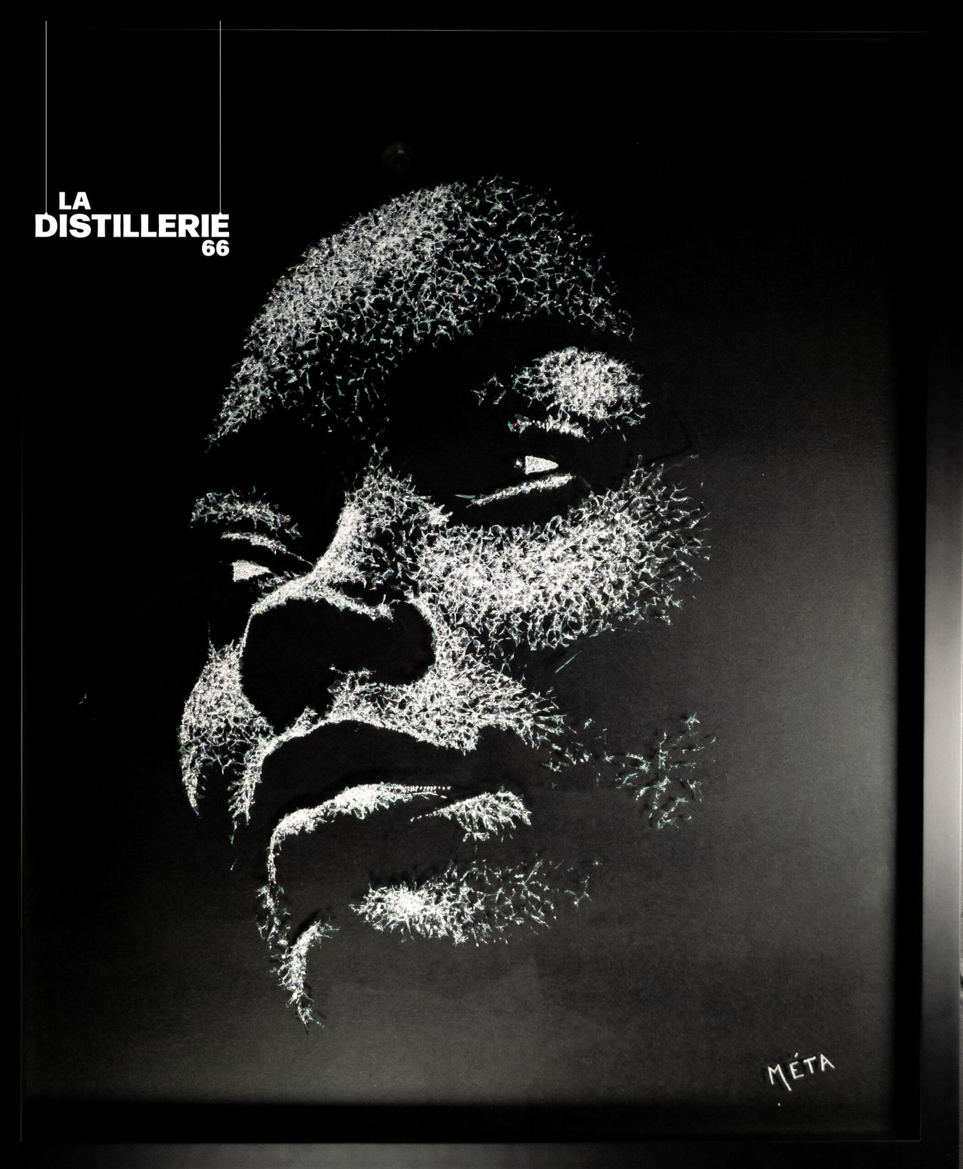 Africaine — œuvre de l’artiste Méta réalisée par impacts sur verre, portrait féminin contemporain