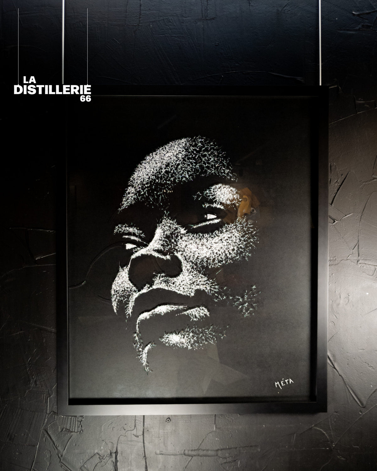 Œuvre Africaine par Méta — art contemporain sur verre fracturé et portrait féminin