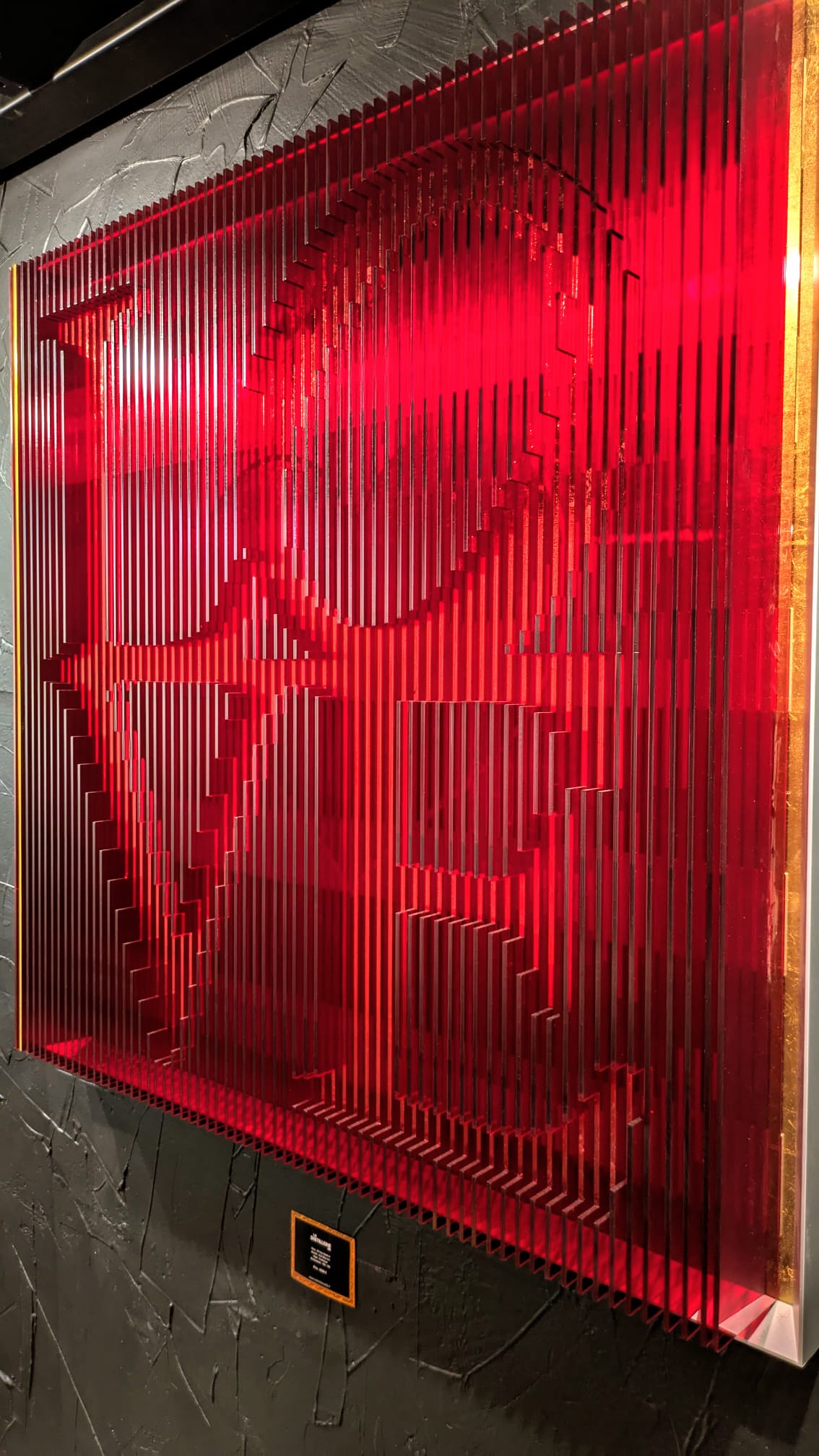 All You Need Is — tableau sculpture d’Alx Slice Art en technique mixte sur plexiglas