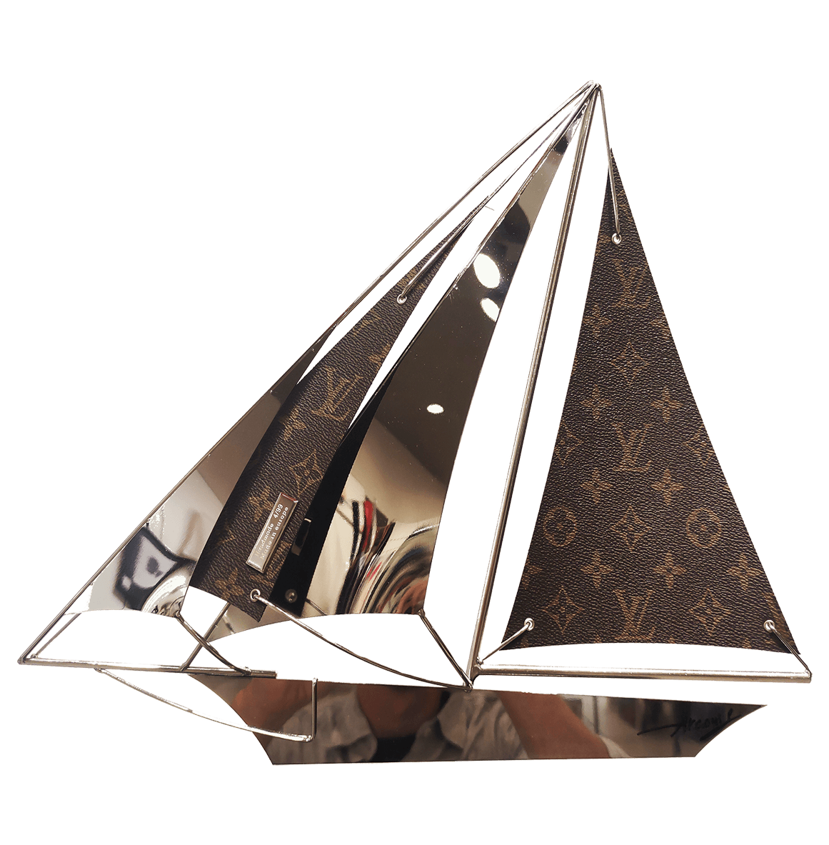 Le Bateau Vuitton 40 — sculpture contemporaine d’Arcanis en acier inoxydable poli miroir et cuir, édition n°7/25