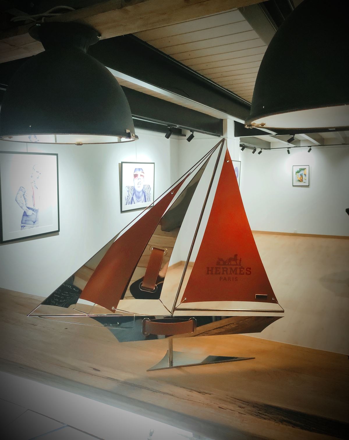 Le Bateau 70 d’Arcanis — bateau sculptural en acier poli miroir avec voiles en cuir, édition n°4/4