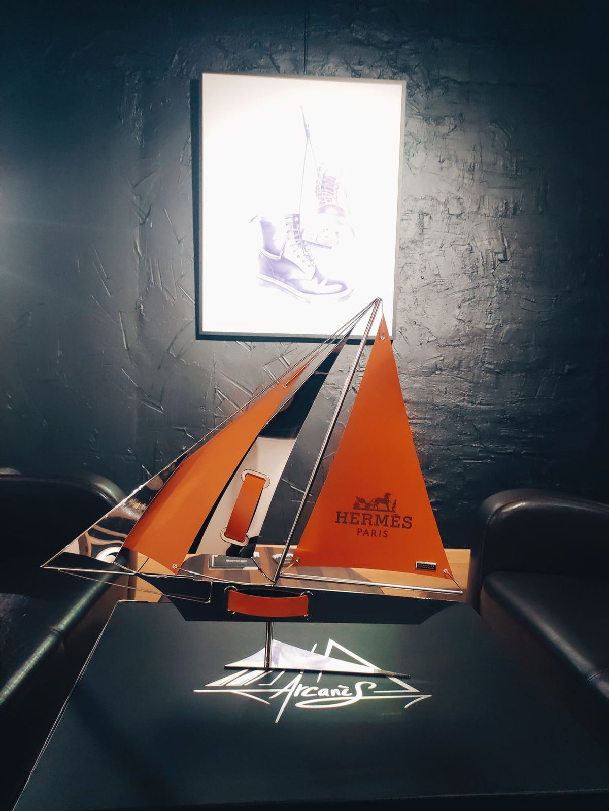 Le Bateau 70 — sculpture contemporaine d’Arcanis en acier inoxydable poli miroir et cuir, édition n°4/4