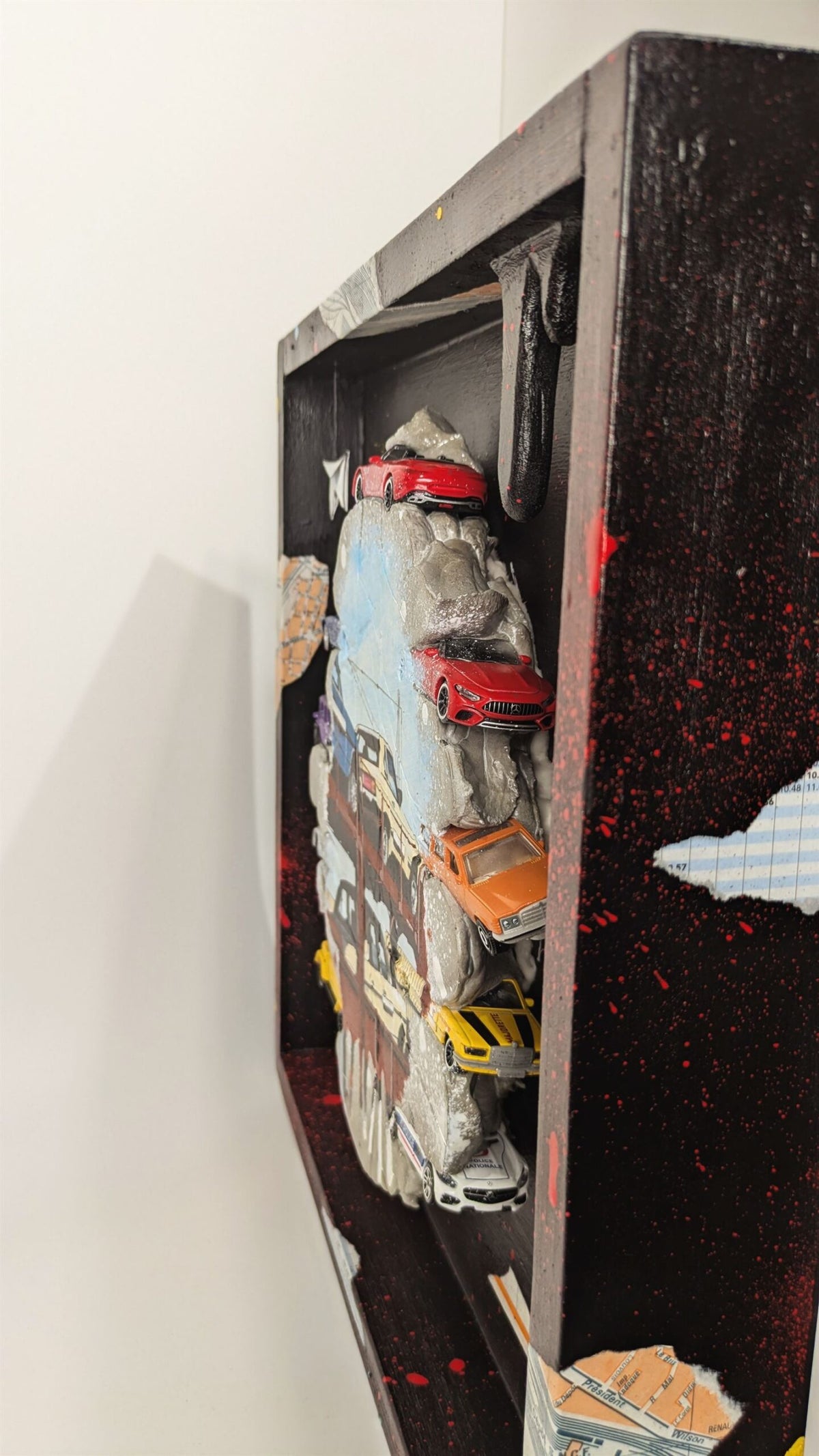 AutoTrain par l’artiste Ludo Lassalle — œuvre unique en bois et béton