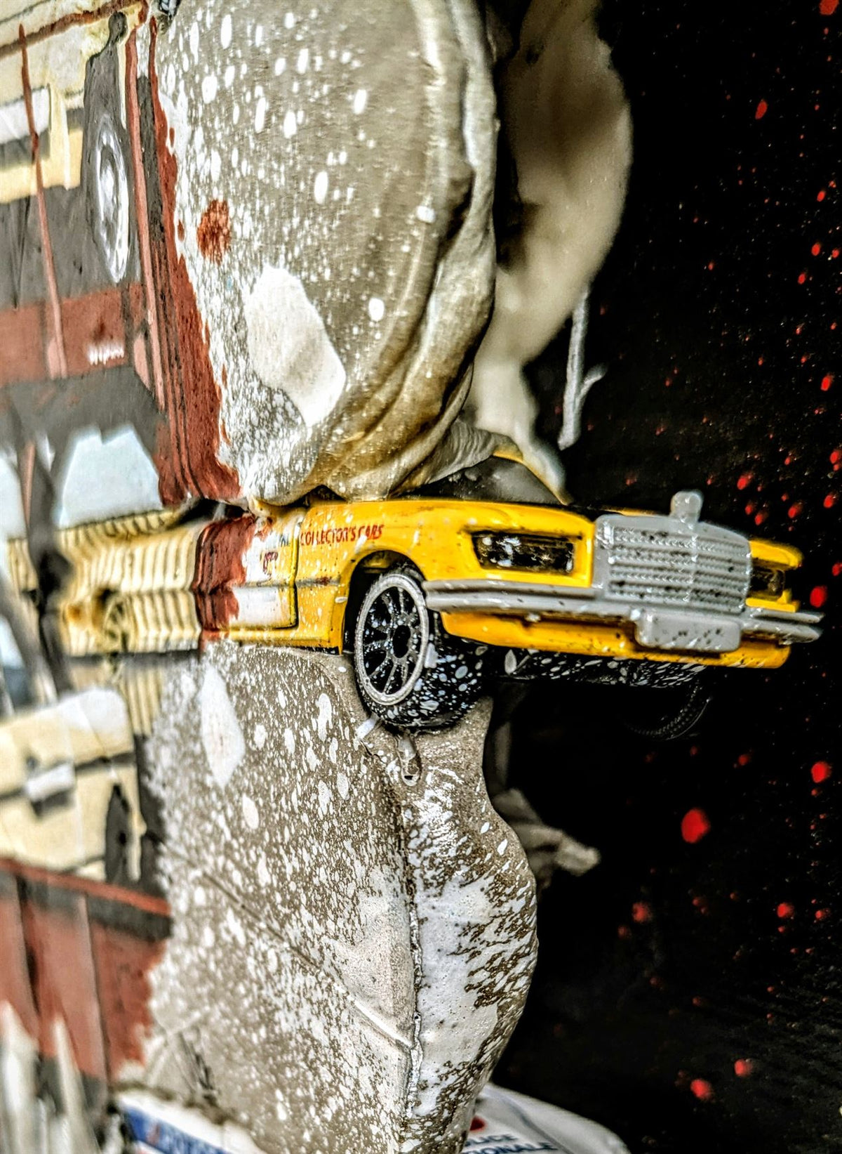 Ludo Lassalle — AutoTrain, œuvre murale en technique mixte sur panneau bois