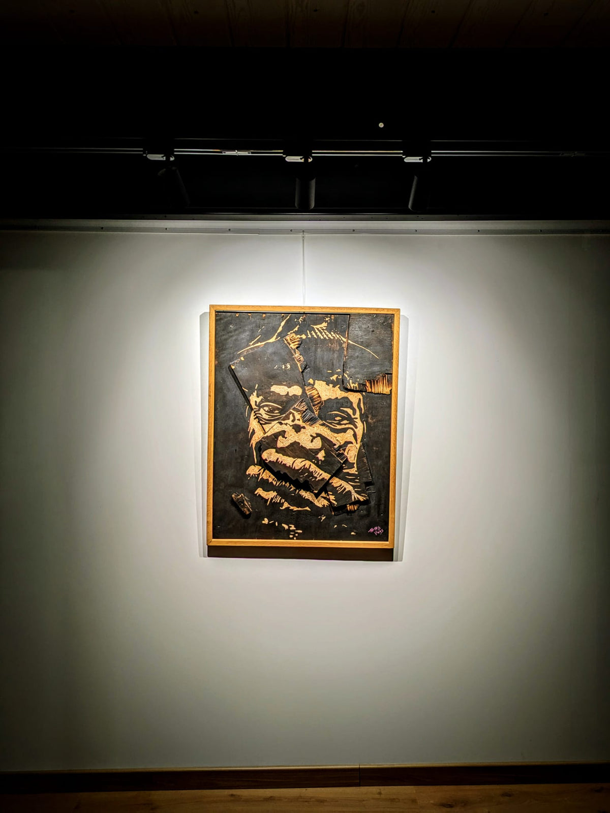 Confusion — pièce contemporaine de Thomas Vinas, technique mixte sur bois