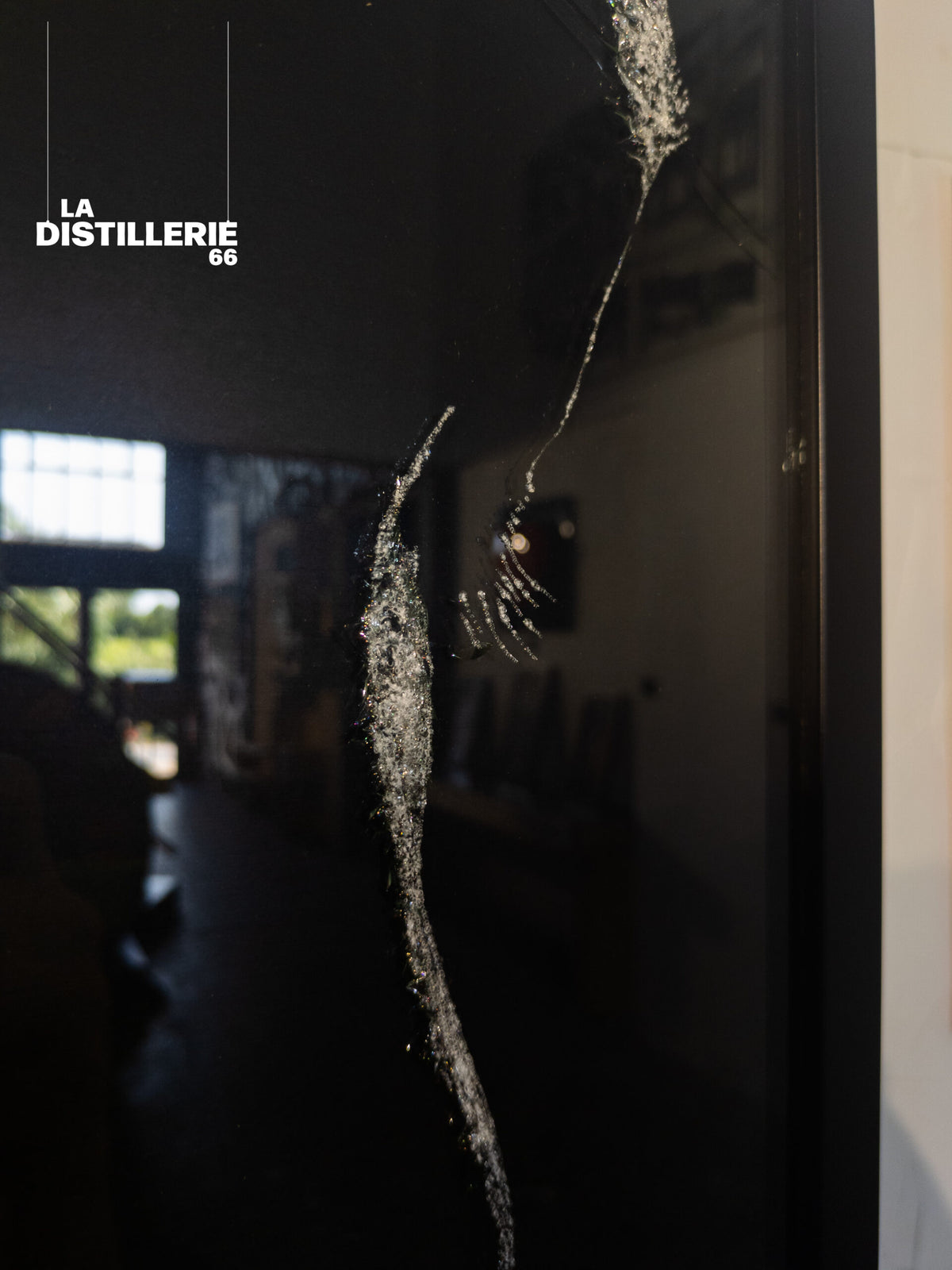 Détail de Contre-Jour 1 de Méta — fissures maîtrisées et impacts sur verre
