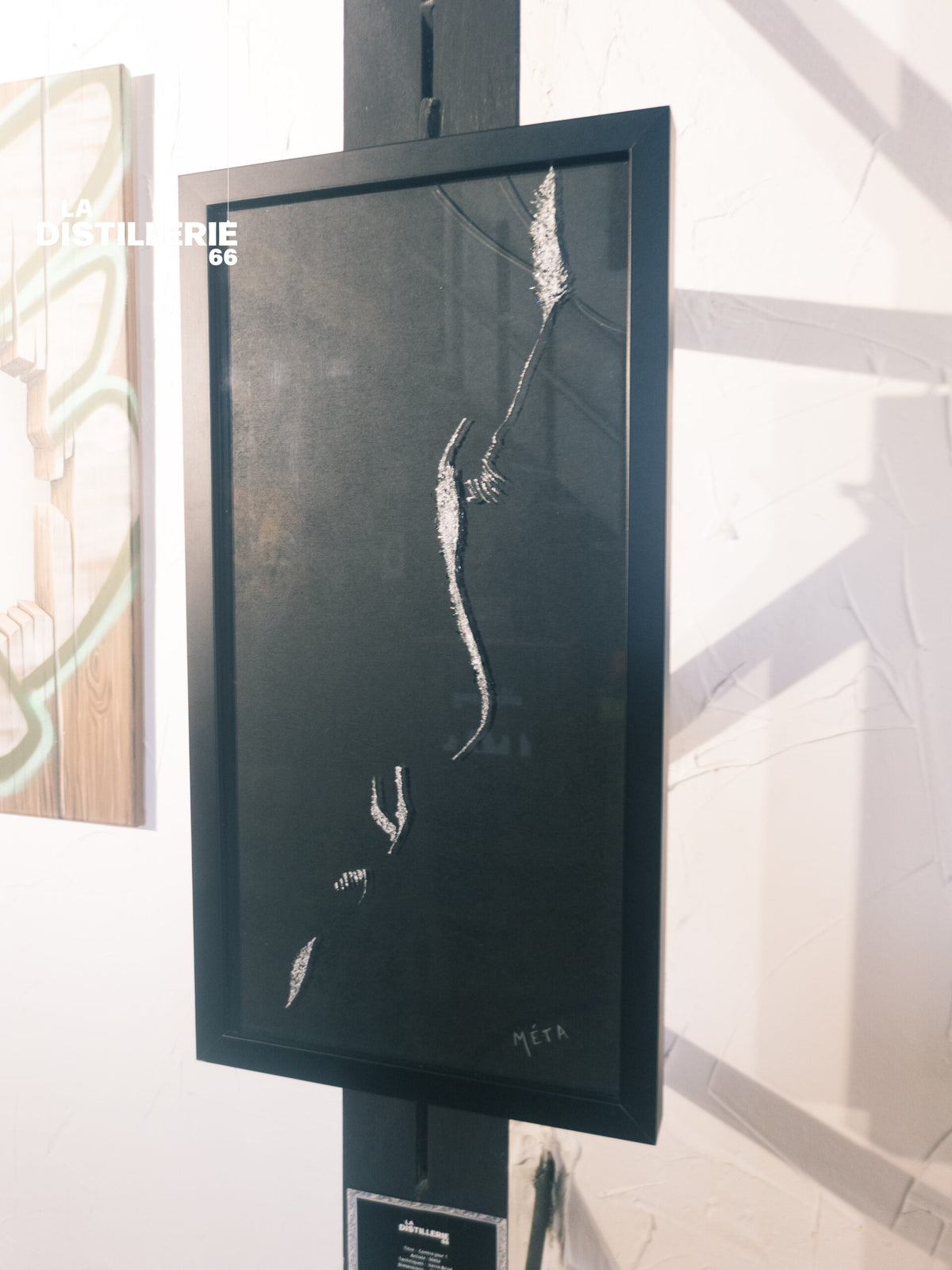 Contre-Jour 1 de l’artiste Méta — impacts sur verre et ligne de visage féminin