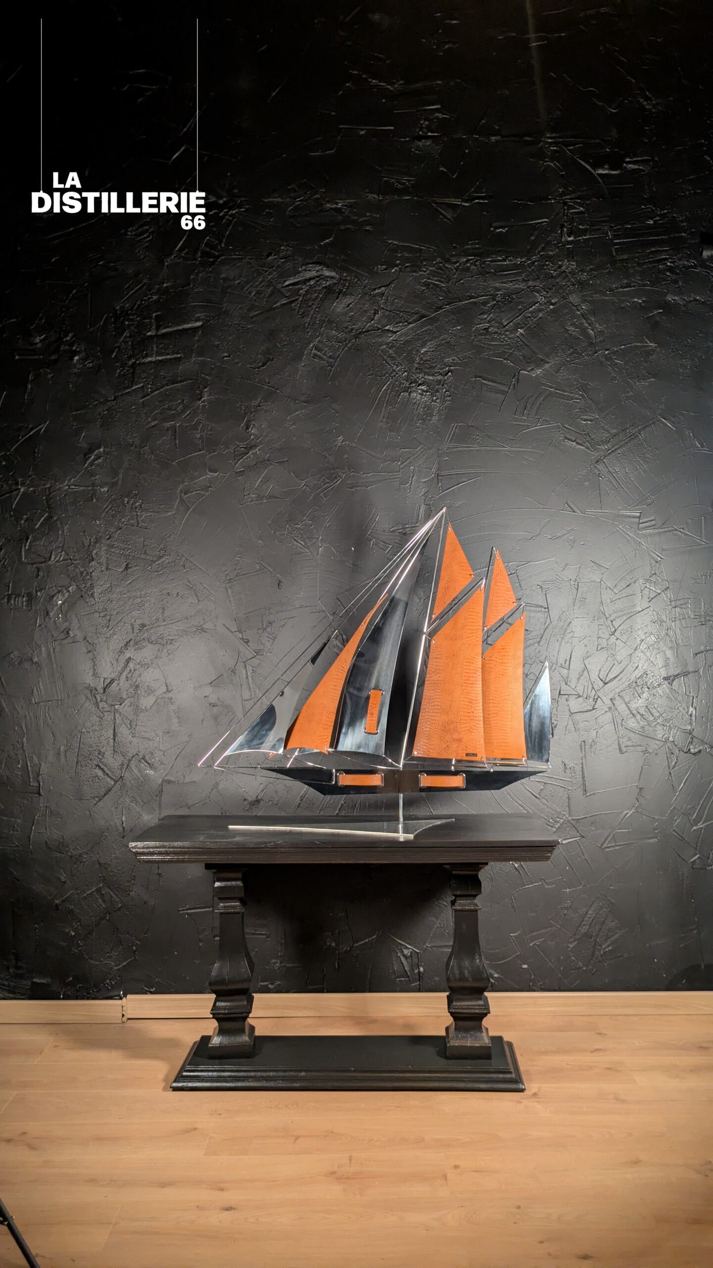 CRONOS 120 Alligator d’Arcanis — bateau sculptural en acier poli miroir avec voiles en cuir, édition n°1/1