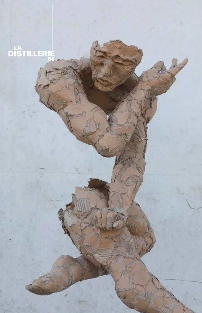Équilibre — sculpture contemporaine d’Éric Montaux en carton et structure métallique
