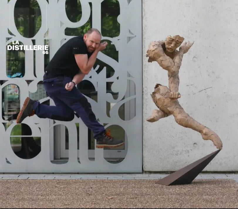 Équilibre d’Éric Montaux — sculpture grand format en carton avec assemblage métallique