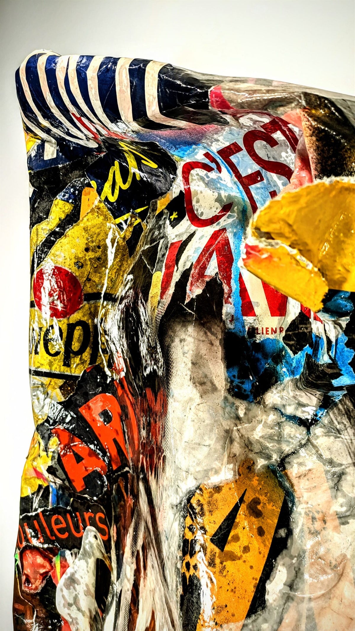 Espièglerie de Thomas Vinas — tableau contemporain en collage, peinture et résine