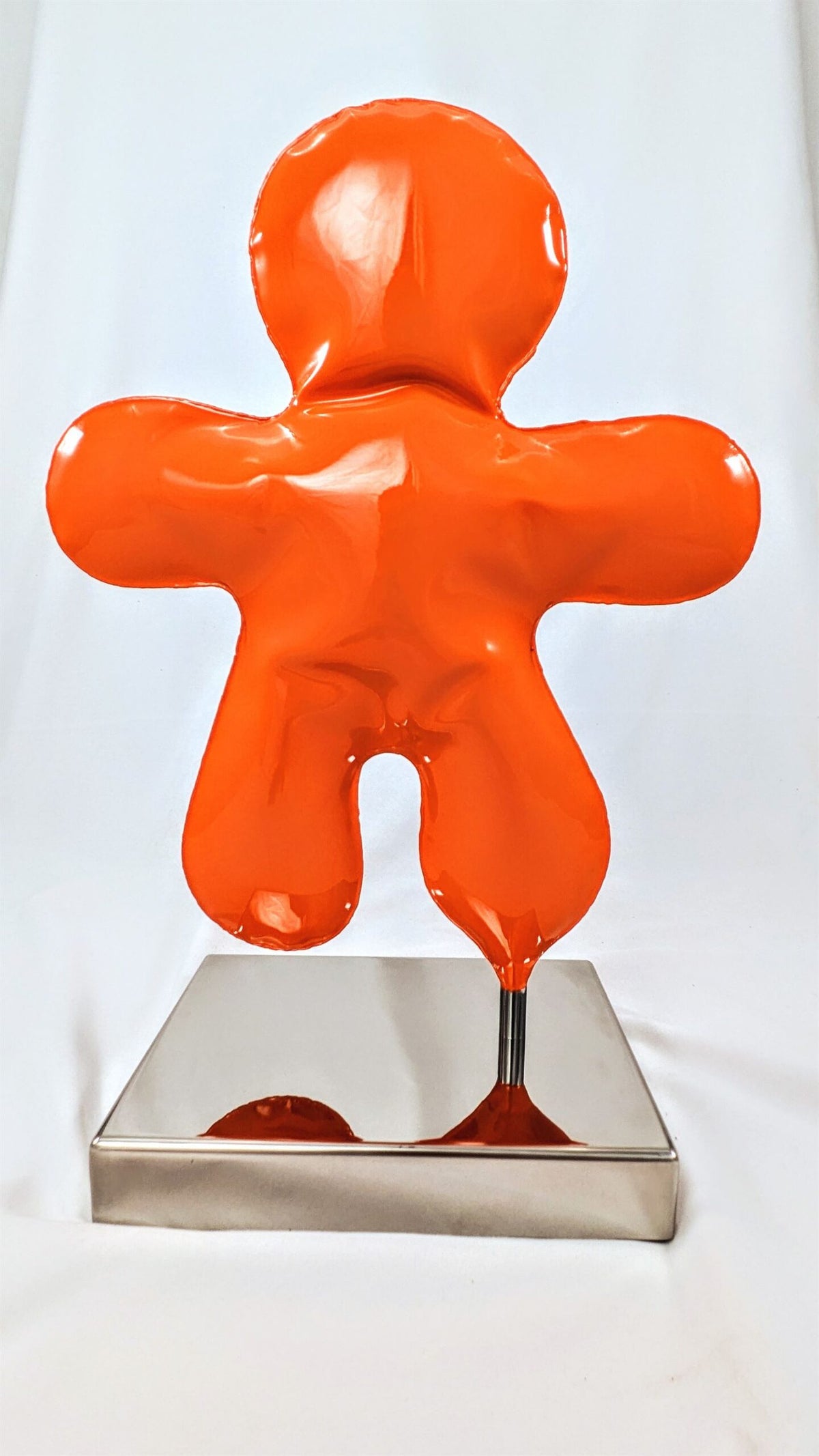 Petit Bonhomme orange — sculpture originale de l’artiste Henri Iglesis en acier soufflé laqué