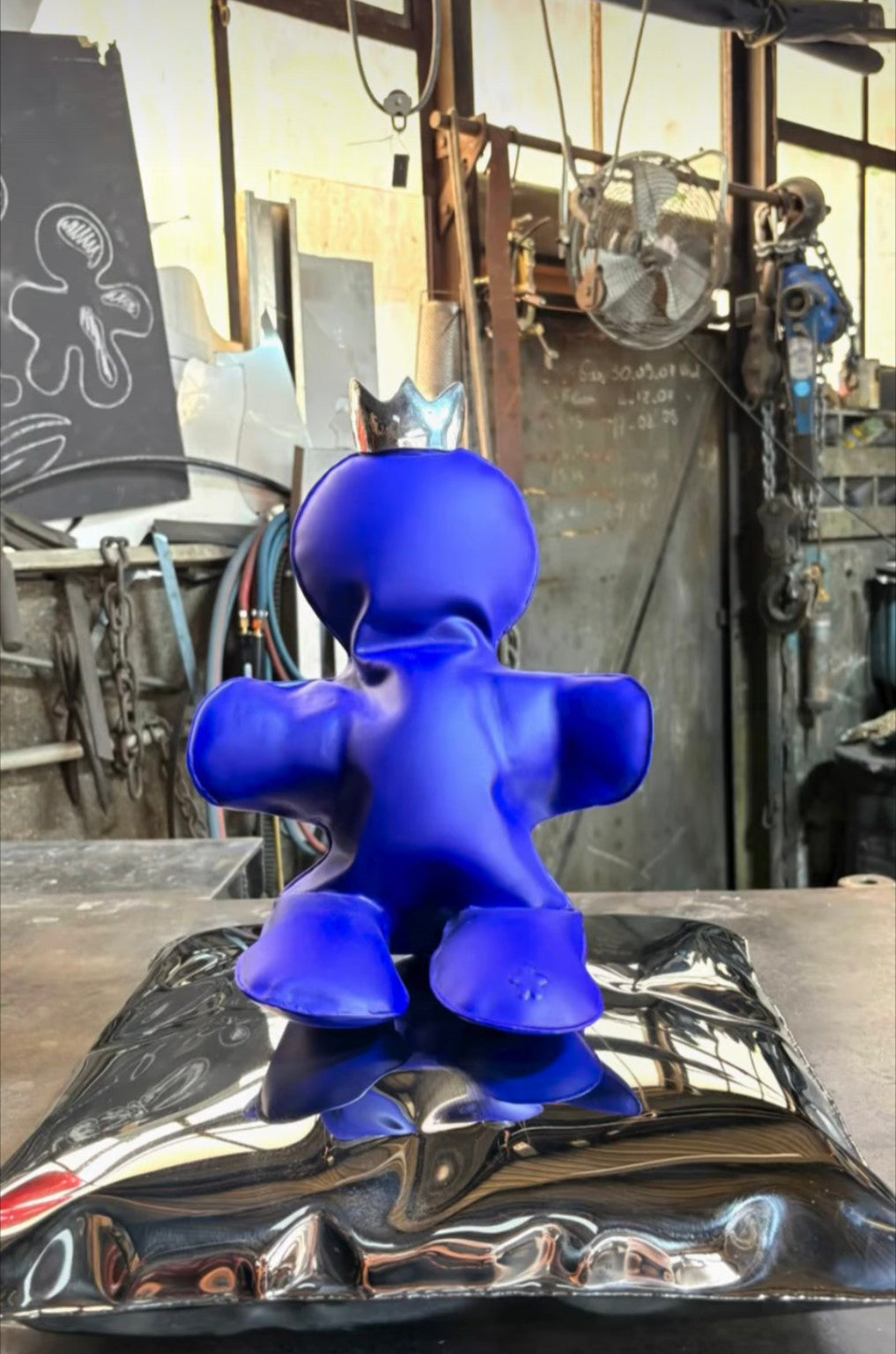 Henri Iglésis — Petit Bonhomme F1 IGBLUE sur coussin poli miroir
