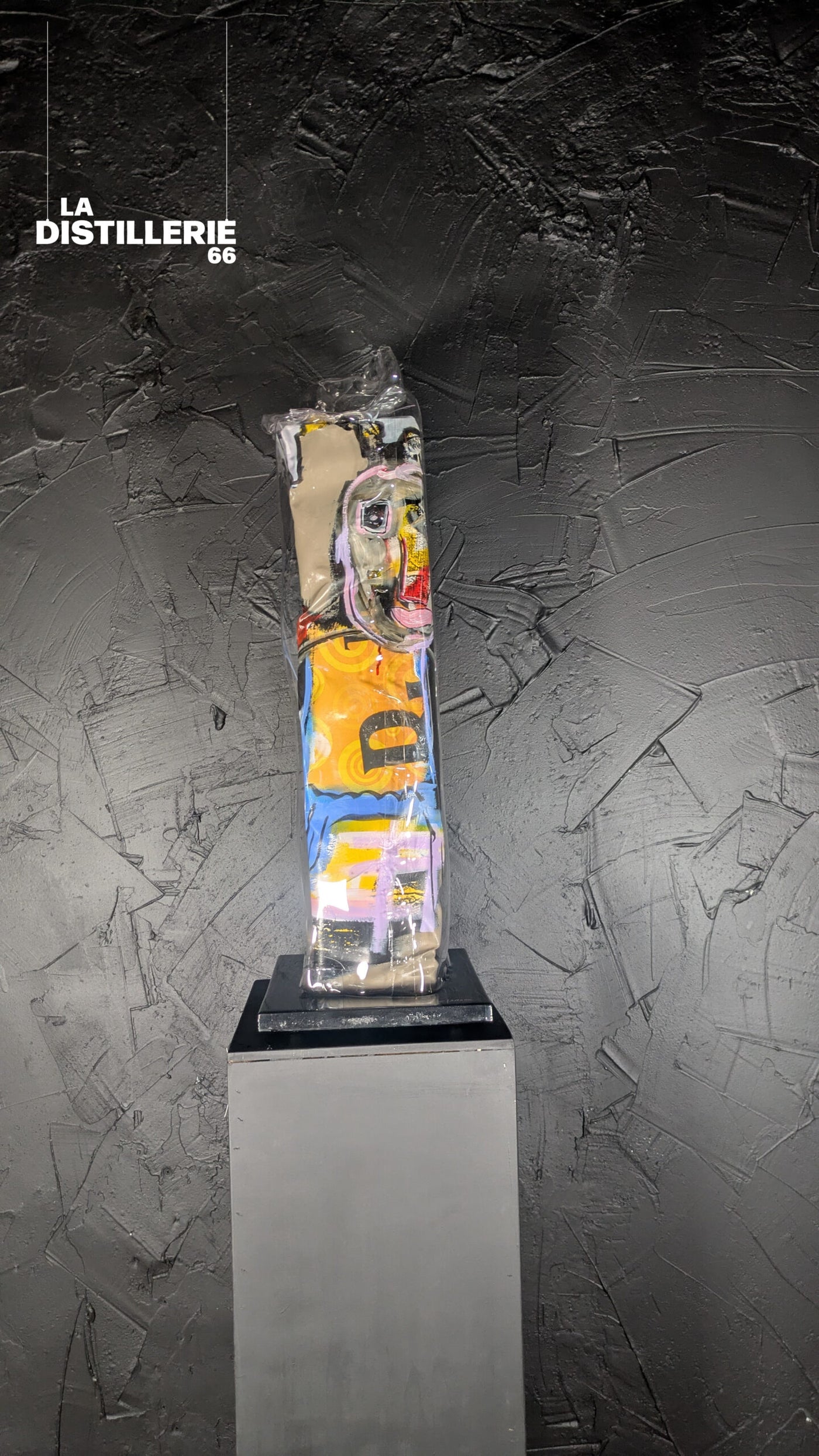 Œuvre La Timide Et La Rouge par Thierry Clamens — totem contemporain entre peinture, sculpture et art brut
