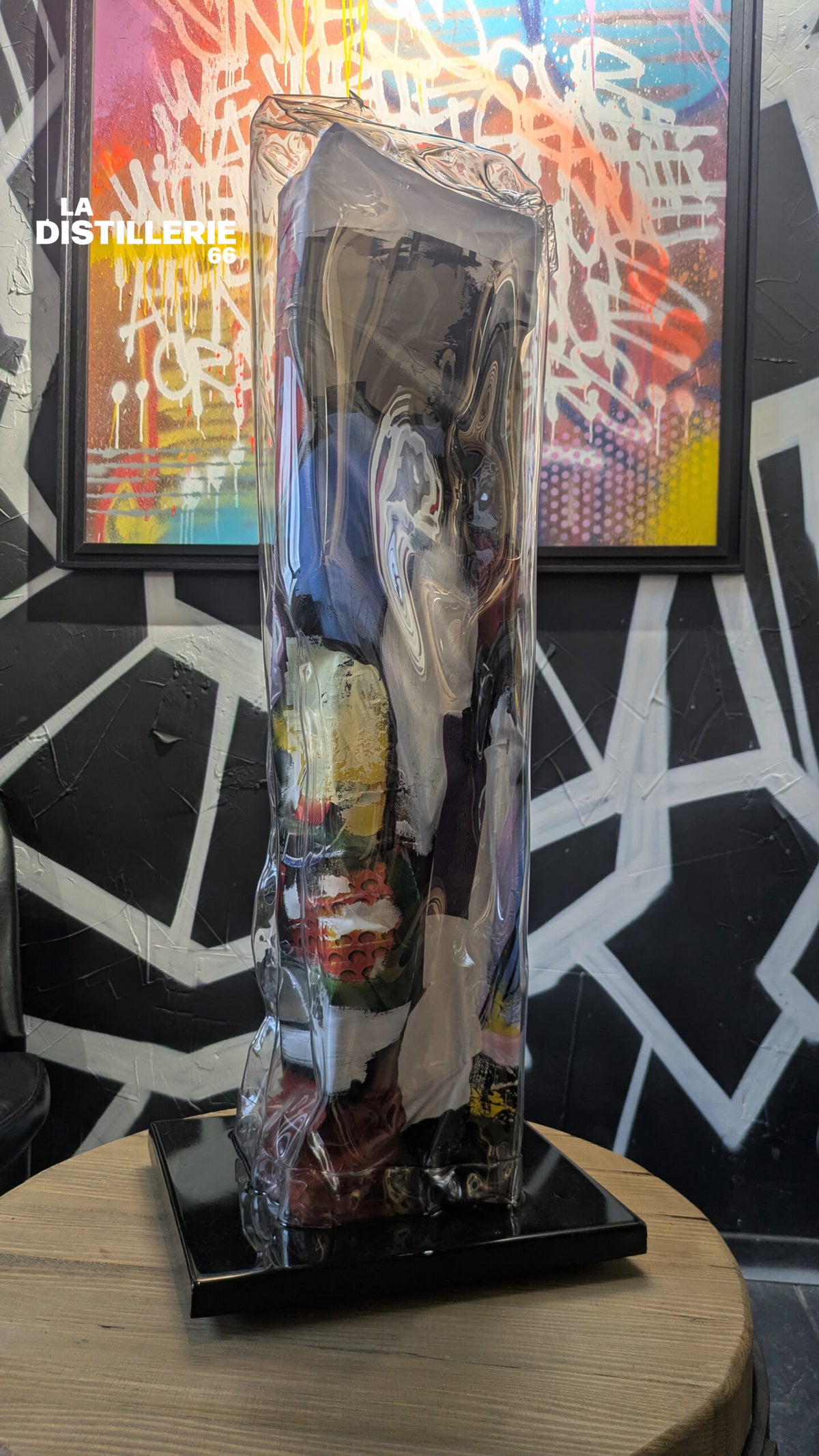 La Timide Et La Rouge — sculpture de Thierry Clamens mêlant bois, toile et plexiglas