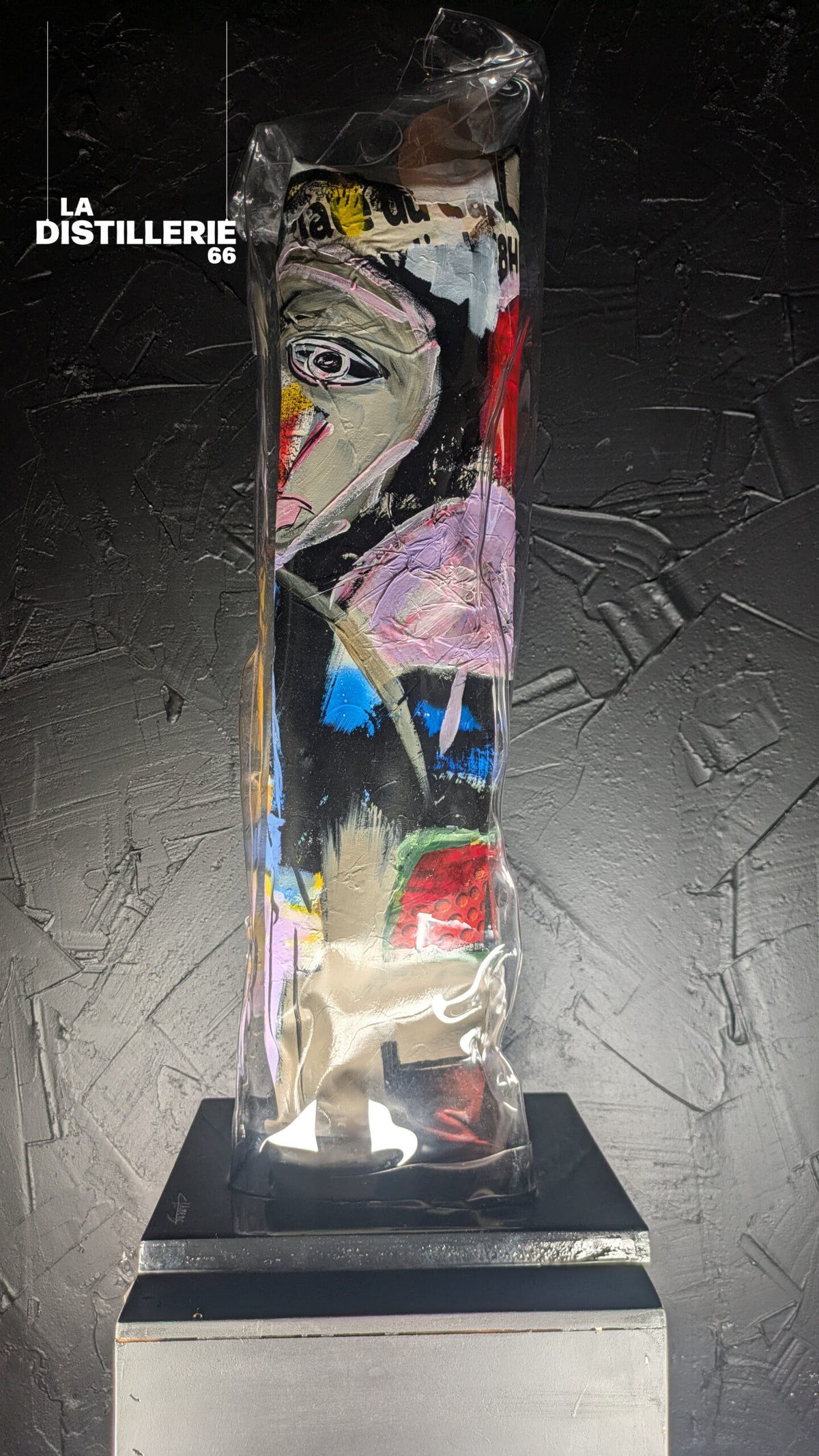 Œuvre de Thierry Clamens La Timide Et La Rouge — sculpture verticale contemporaine et matière picturale
