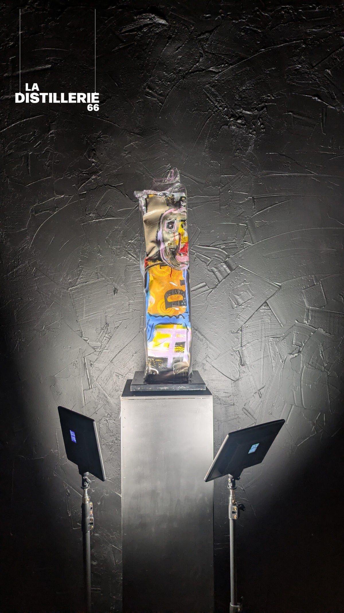 La Timide Et La Rouge — création de Thierry Clamens, sculpture en bois entoilé protégée par plexiglas