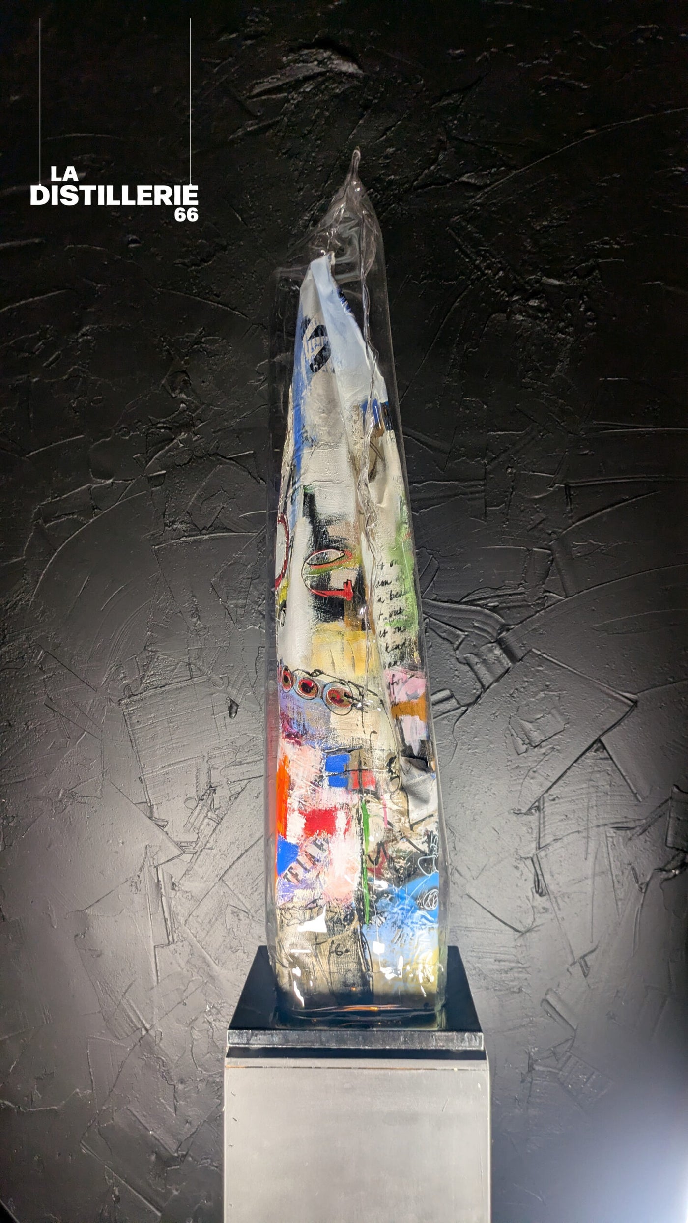 Les Promeneurs — création de Thierry Clamens, sculpture en bois entoilé protégée par plexiglas