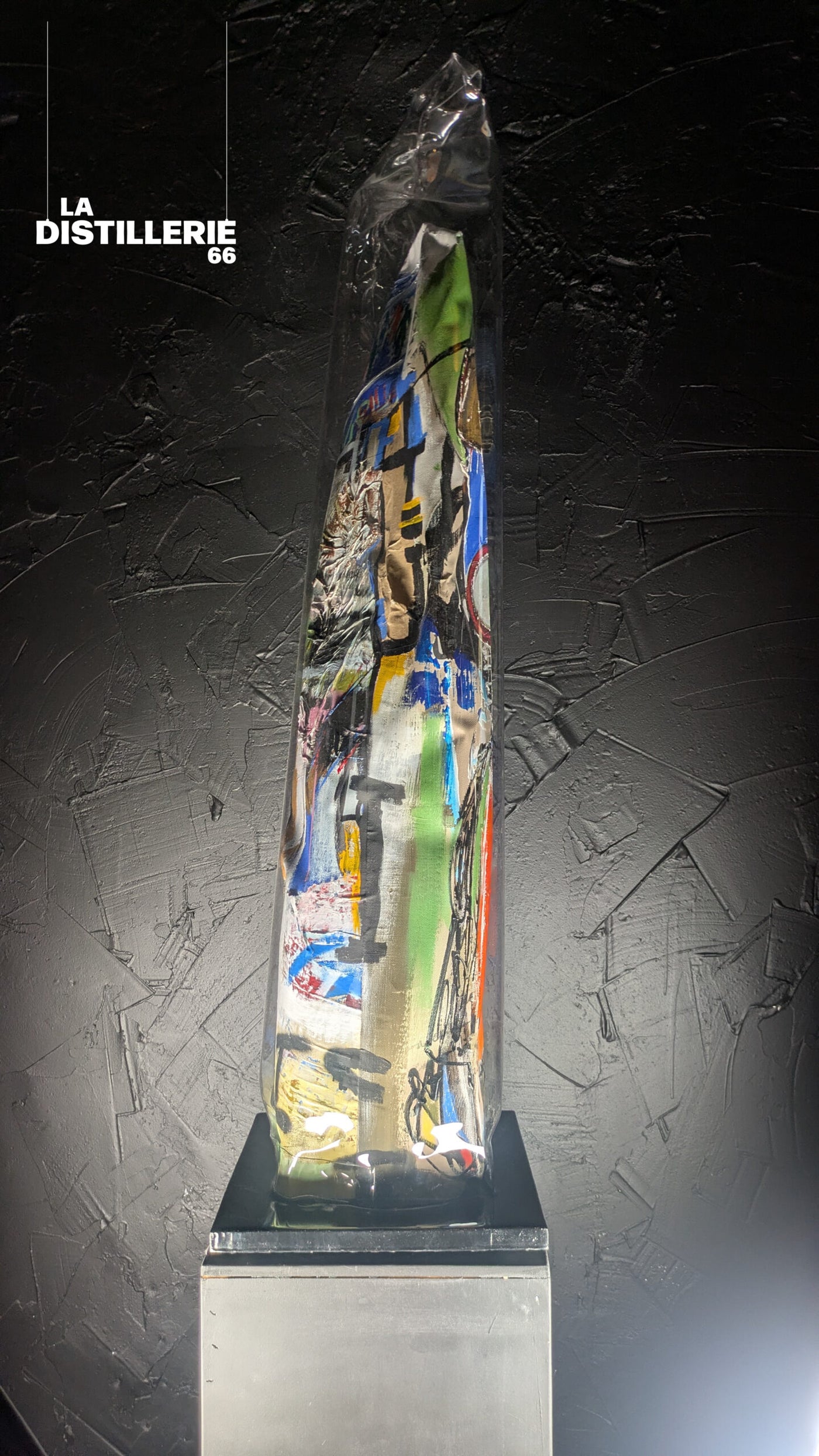 Les Promeneurs par Thierry Clamens — totem sculptural, toile peinte et plexiglas