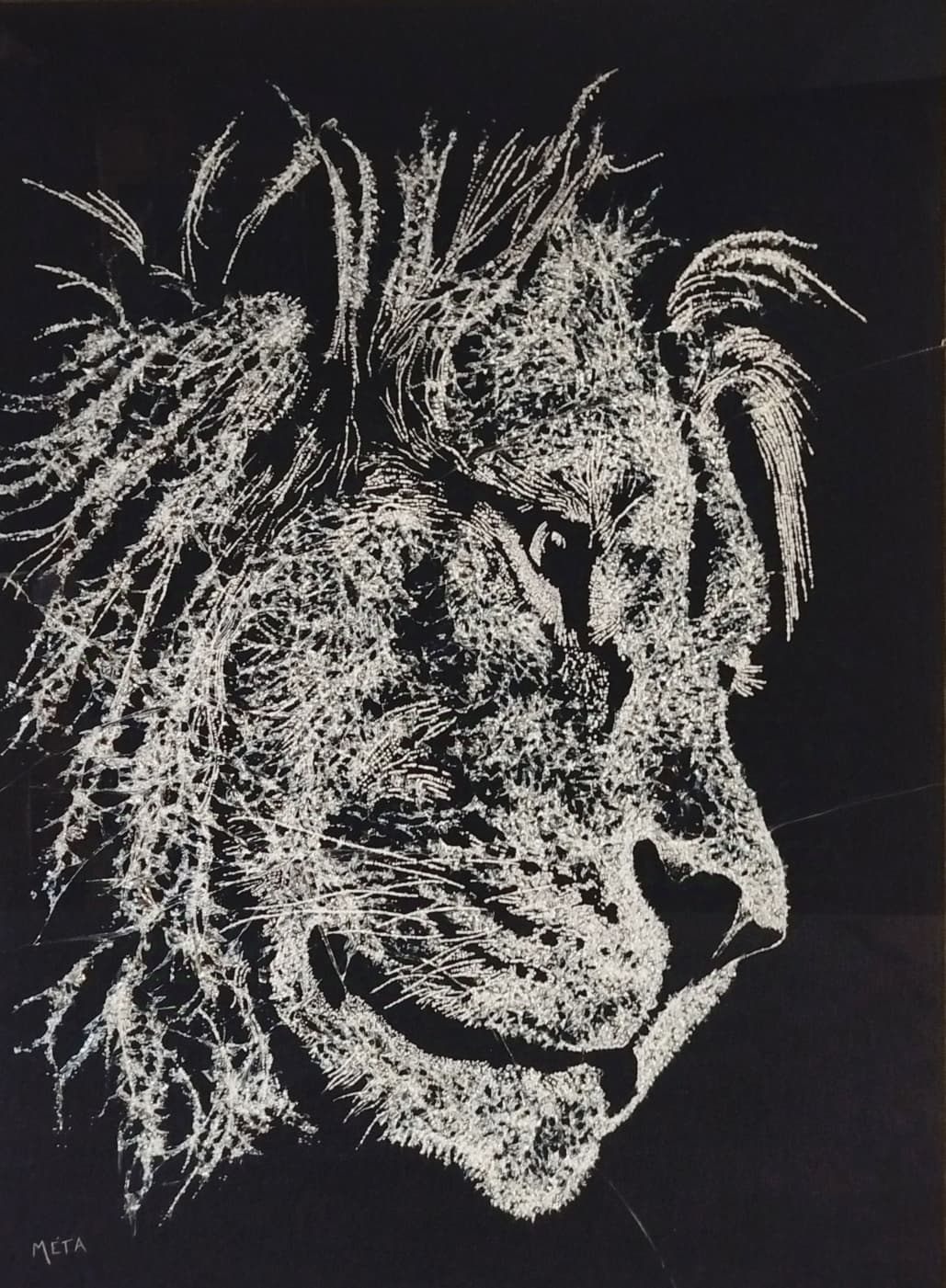 Lion — œuvre originale de l’artiste Méta en verre brisé sur fond de résine noire