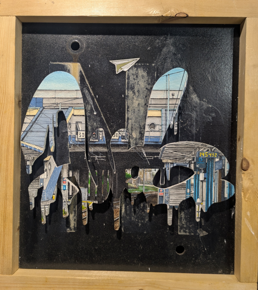 Non Franchissable 2 de Ludo Lassalle, vue de face du graffiti en relief sur panneau SNCF patiné, gare de Calais