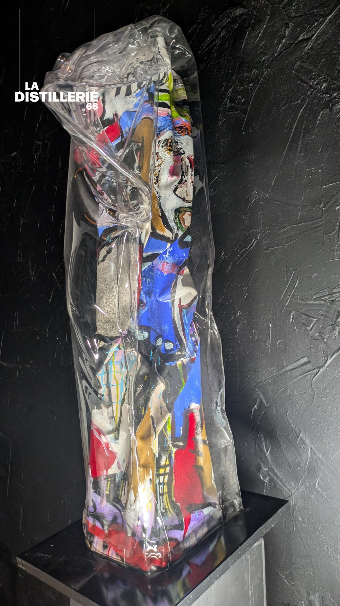 Mistral Gagnant de Thierry Clamens — sculpture verticale en toile peinte, bois et plexiglas