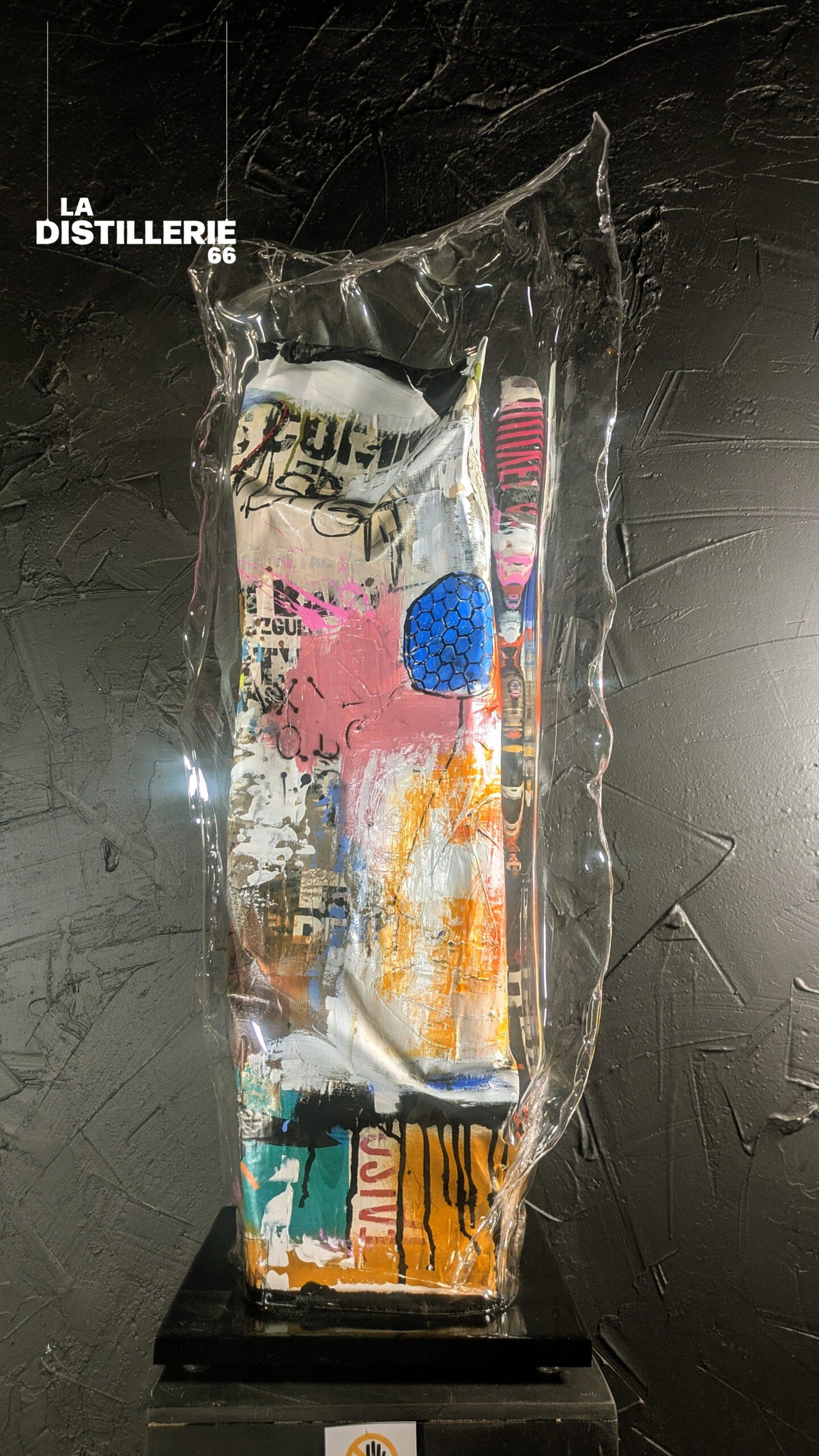 Œuvre Moulin Rouge par Thierry Clamens — totem contemporain entre peinture, sculpture et art brut