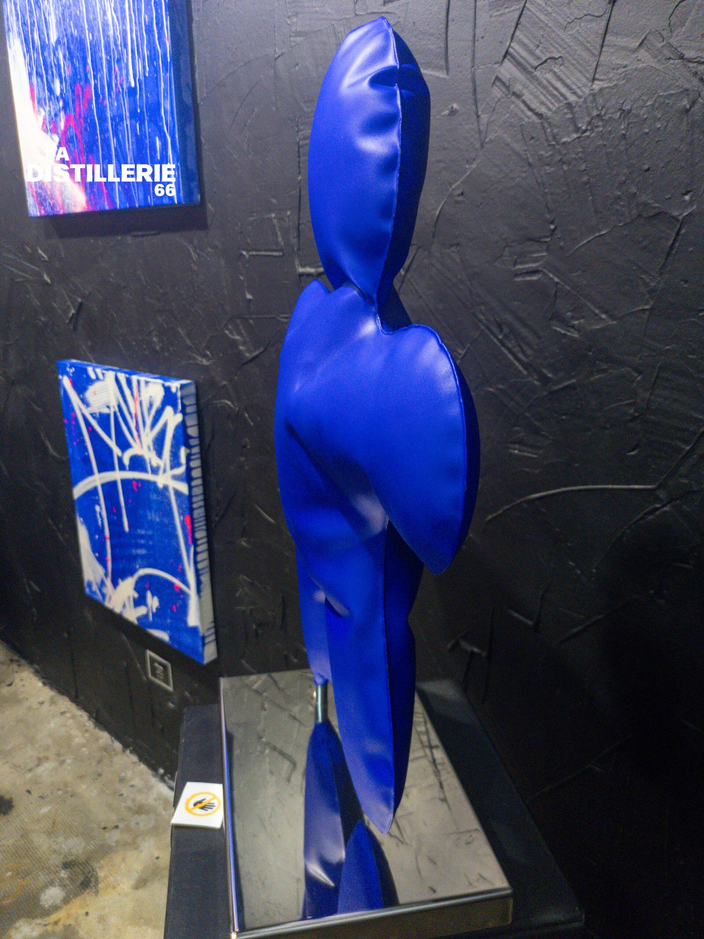 Petit Bonhomme bleu 73 cm de Henri Iglesis — sculpture contemporaine en acier soufflé sur socle inox