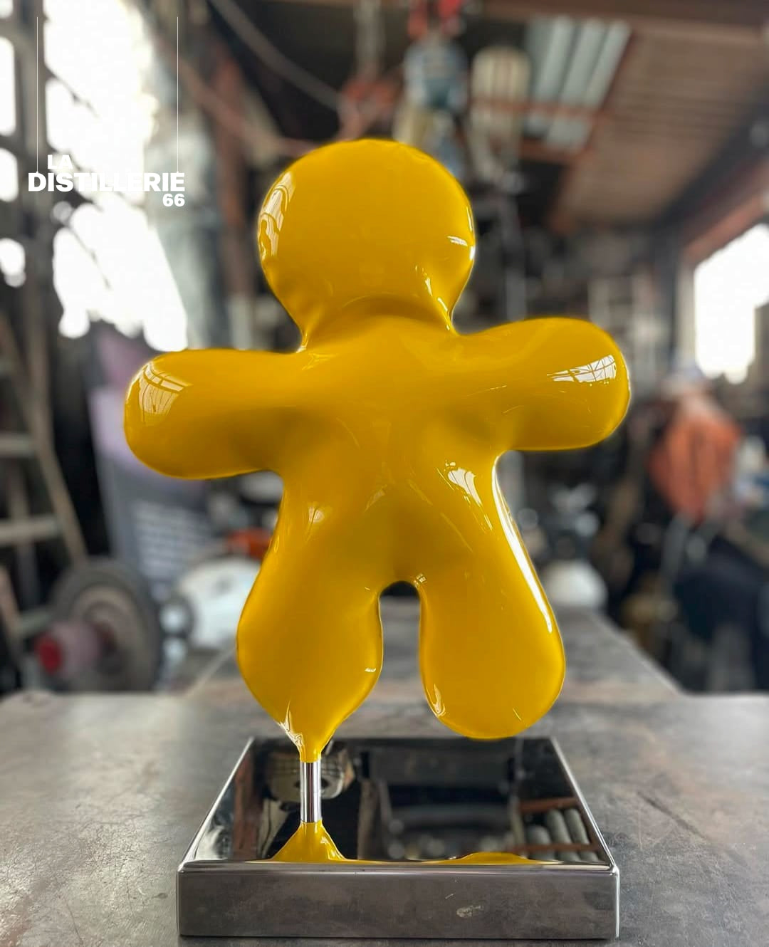 Sculpture Petit Bonhomme jaune de l’artiste Henri Iglesis — acier soufflé et soudure