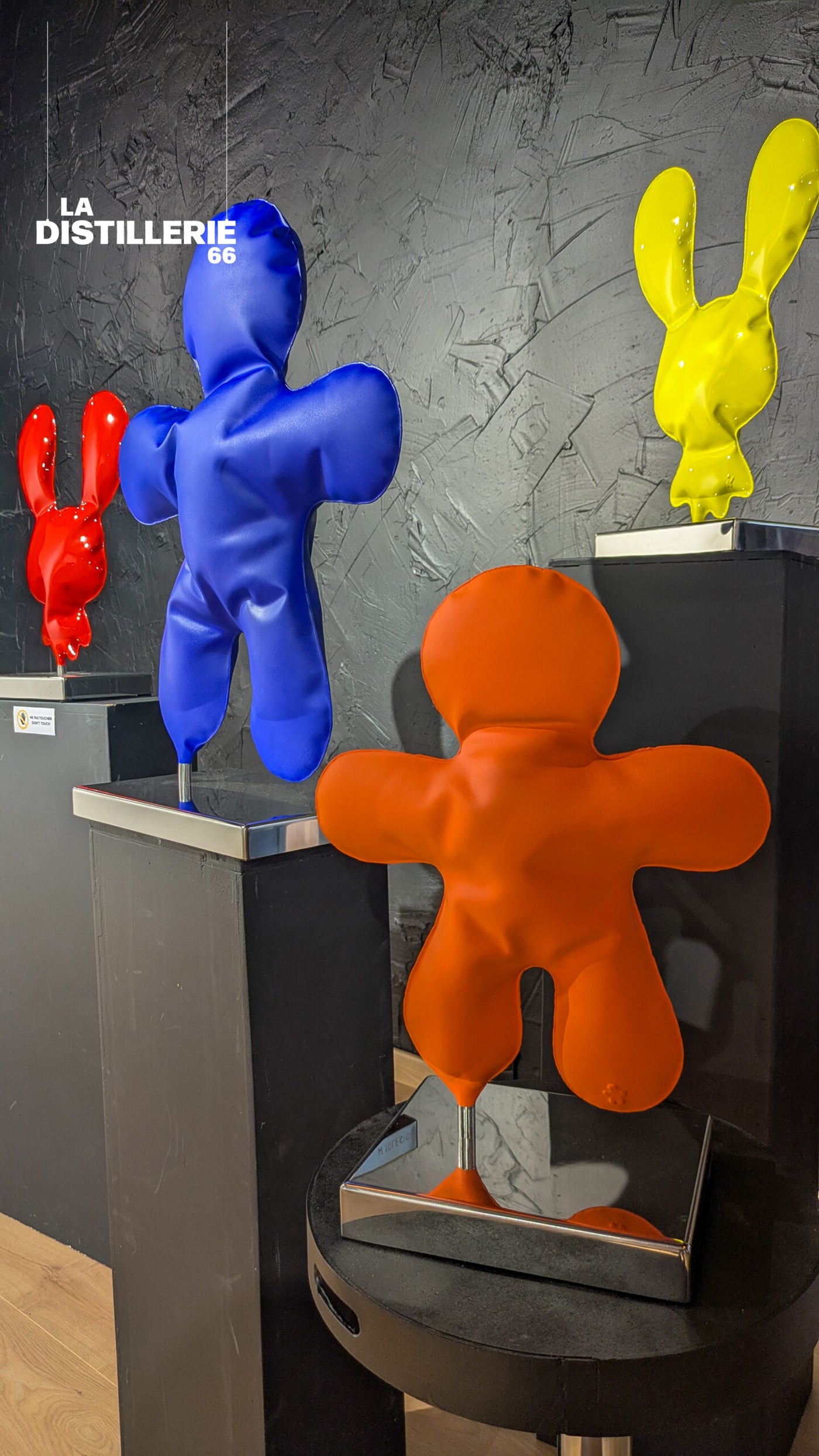 Petit Bonhomme orange mate de Henri Iglesis — sculpture contemporaine en acier soufflé sur socle inox