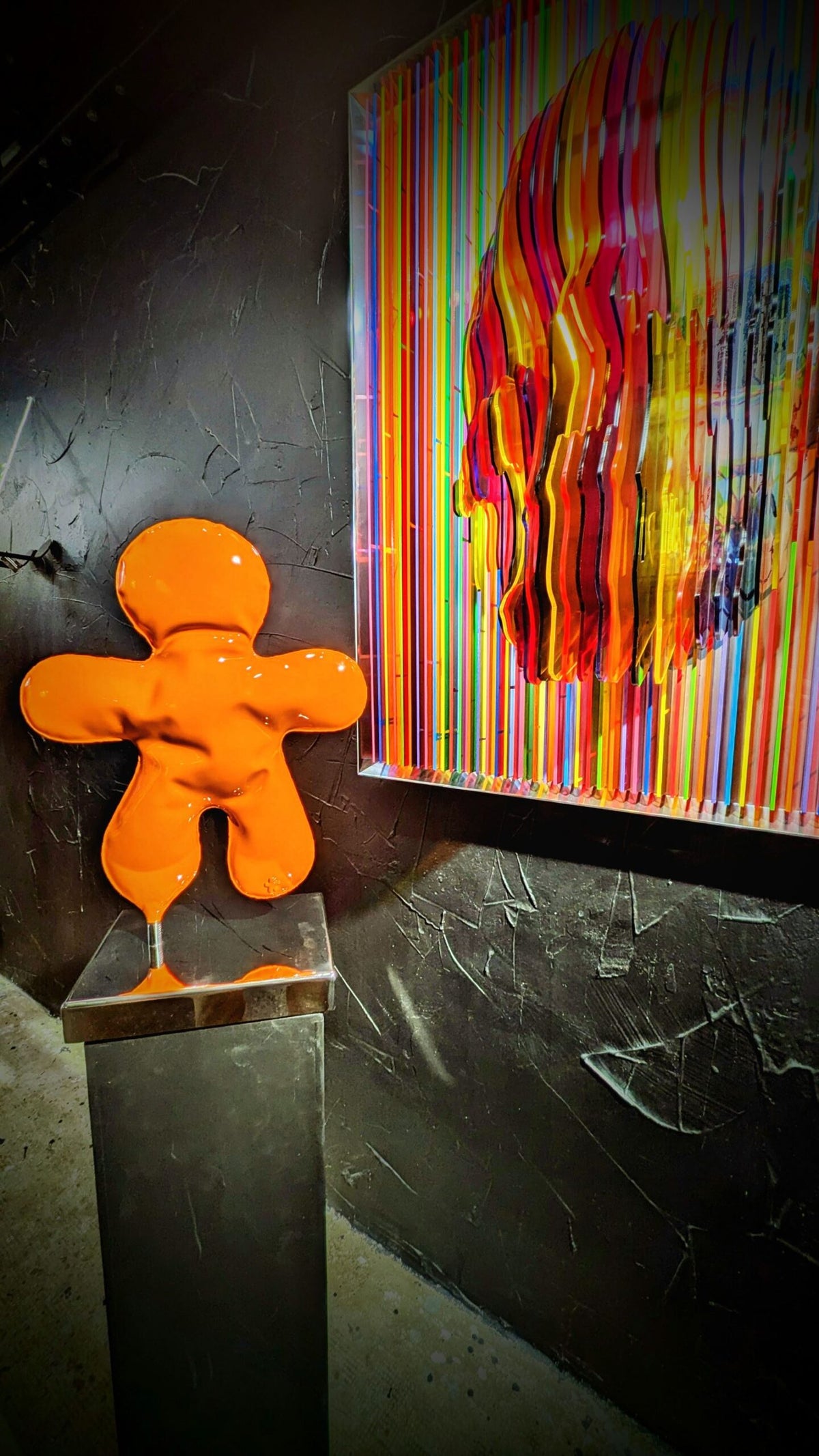Petit Bonhomme orange de Henri Iglesis — sculpture contemporaine en acier soufflé sur socle inox