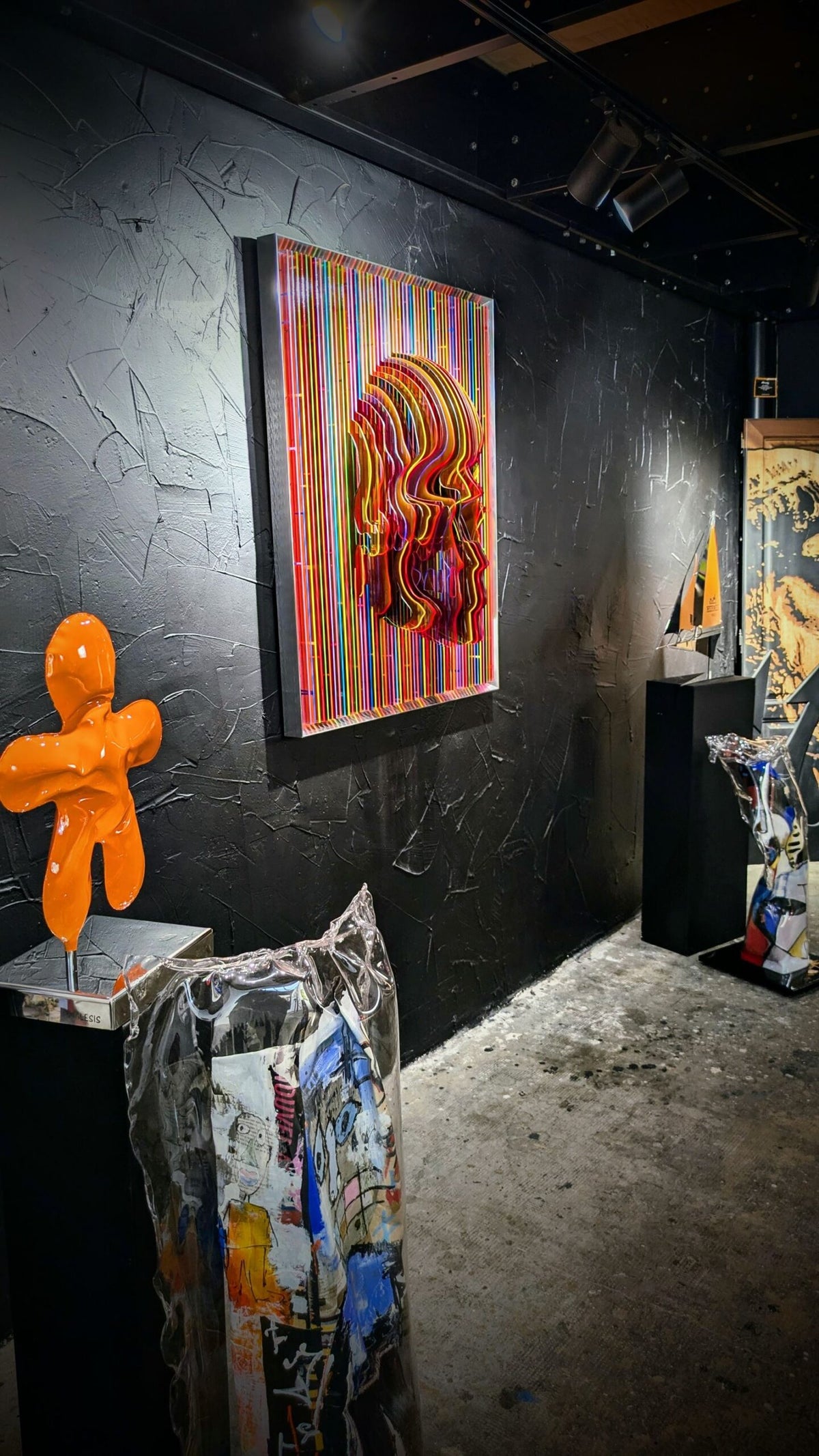 Œuvre cinétique Skull Colors d’Alx Slice Art — plexiglas, relief et jeux de couleurs