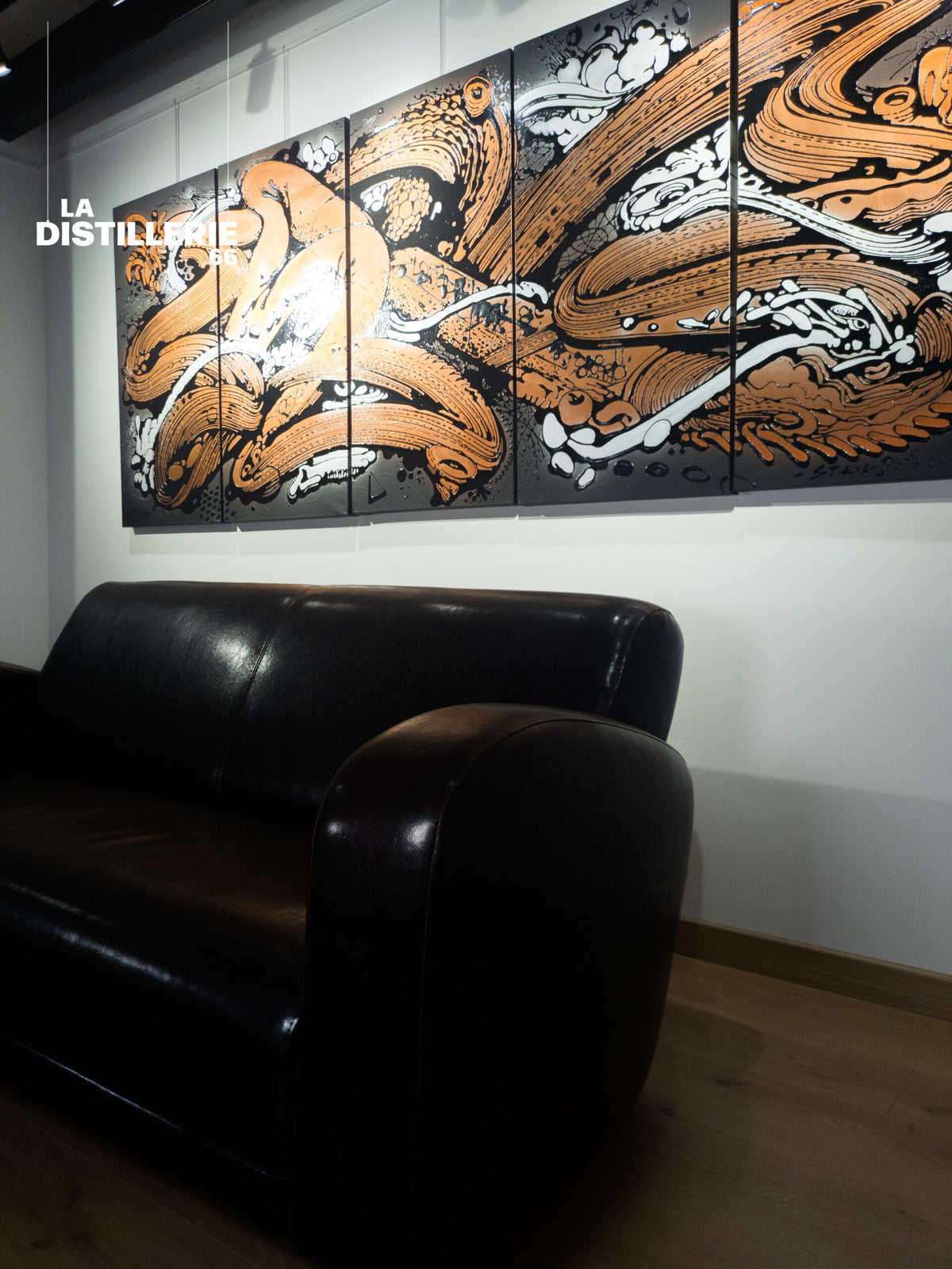 Dragon — art contemporain de Steve Pitocco au Filing sur fond chrome et noir