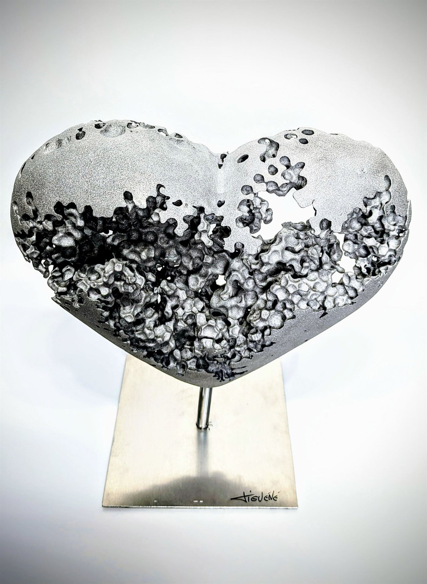 Œuvre Amour par Tiguéné — chaudronnerie, aluminium coulé et sculpture contemporaine
