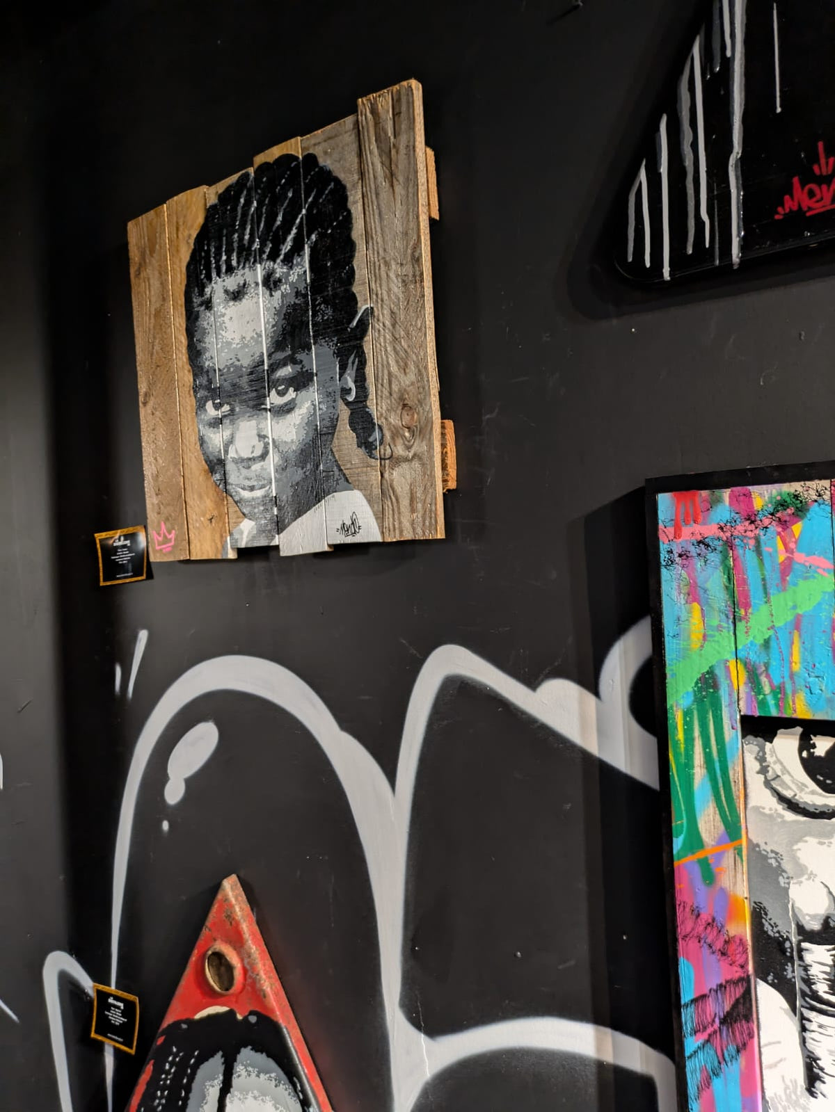 Œuvre Power par Mendo — spray, acrylique et culture street art