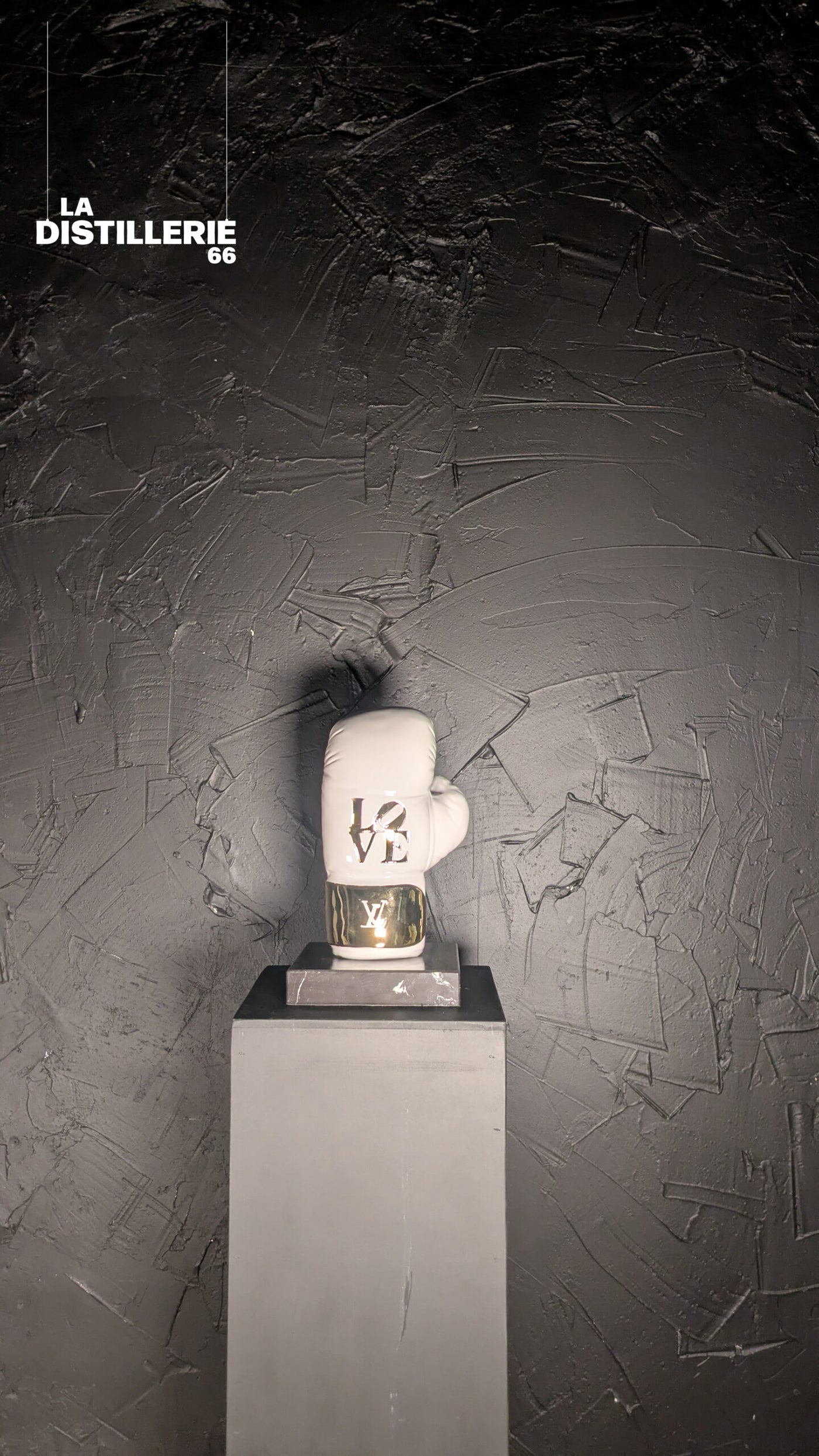 White Love de Naor — œuvre contemporaine en résine, sculpture Pop Art