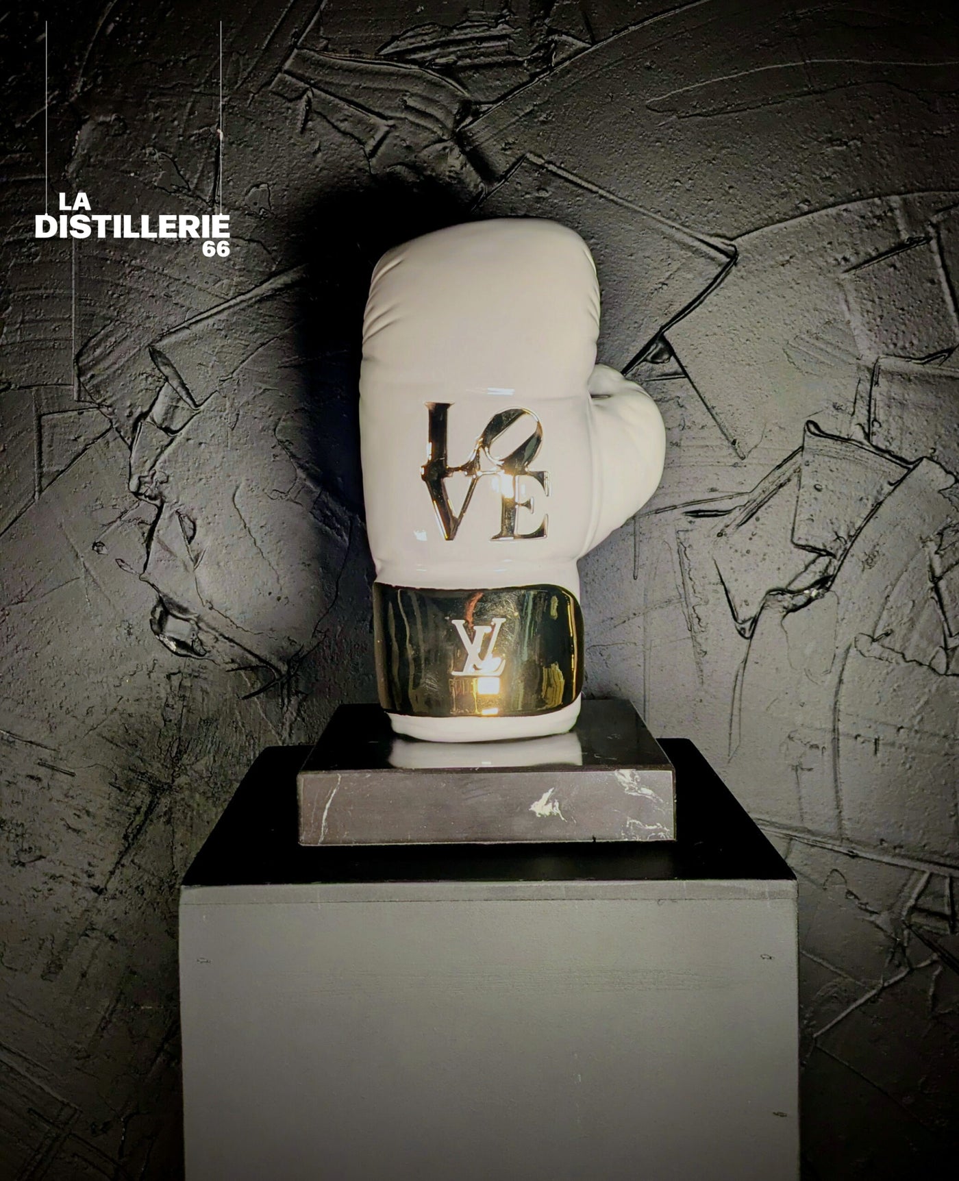 Œuvre White Love par Naor — sculpture décorative contemporaine en résine
