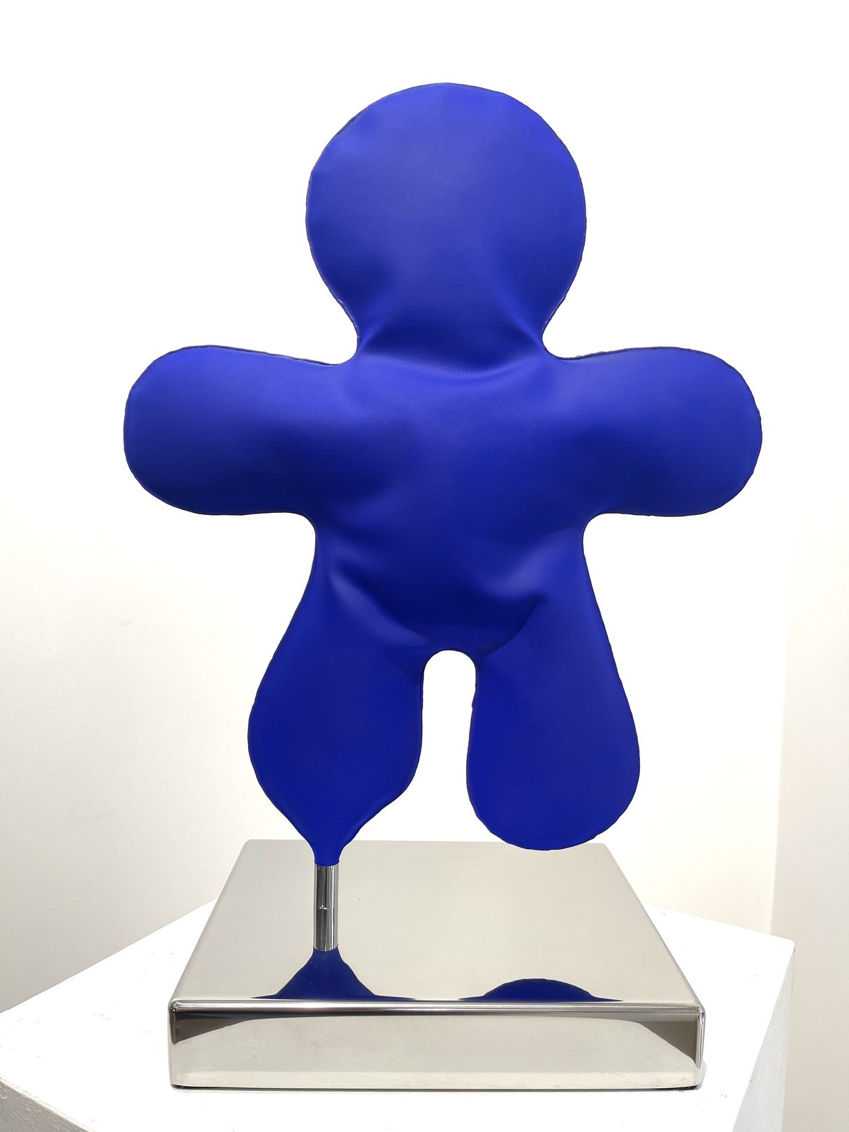 Petit Bonhomme bleu — sculpture originale de l’artiste Henri Iglesis en acier soufflé laqué