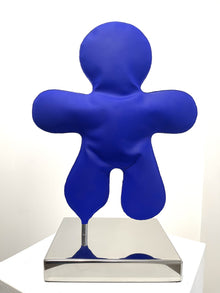 Petit Bonhomme bleu — sculpture originale de l’artiste Henri Iglesis en acier soufflé laqué