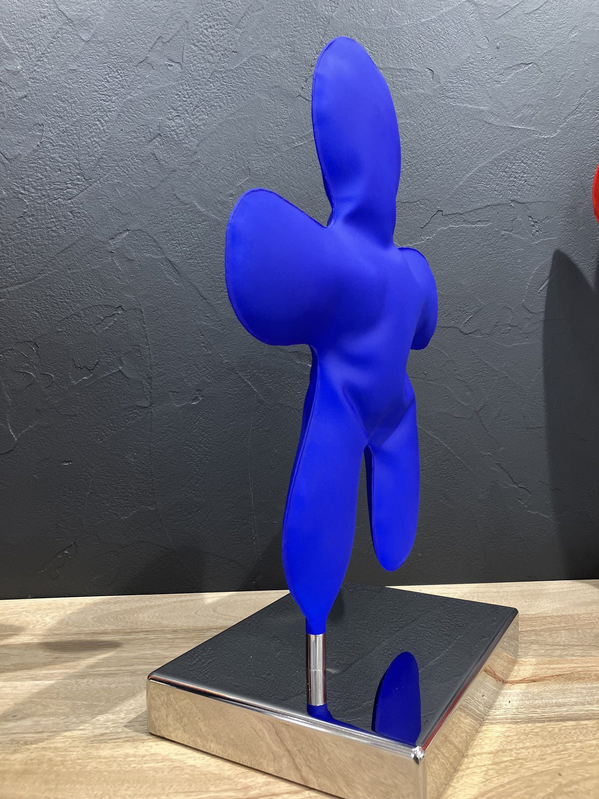 Œuvre Petit Bonhomme bleu par Henri Iglesis — métal soudé et acier soufflé laqué