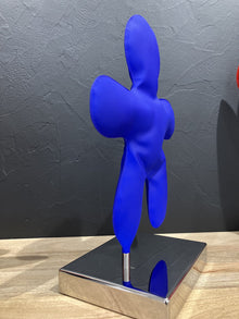 Œuvre Petit Bonhomme bleu par Henri Iglesis — métal soudé et acier soufflé laqué