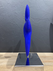 Petit Bonhomme bleu — création de Henri Iglesis, sculpture en métal soufflé