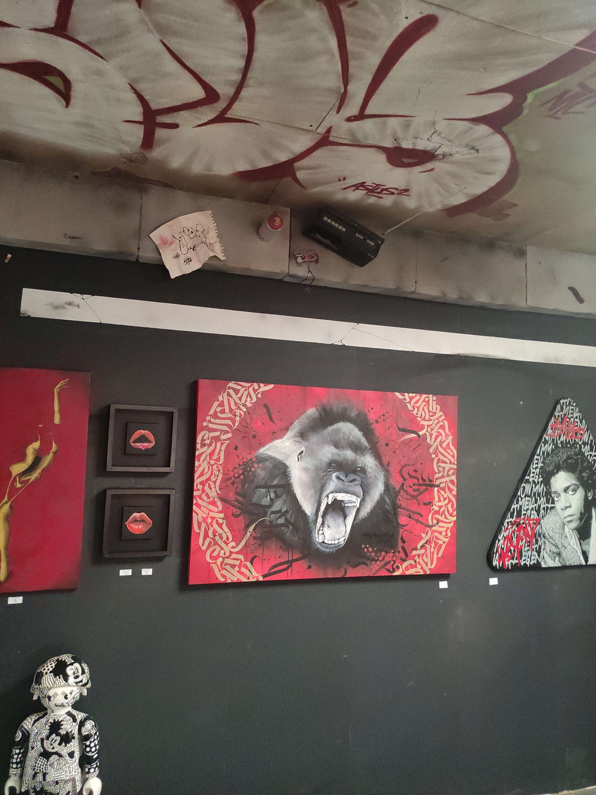 Œuvre Angry Gorilla par Katz — spray, acrylique, calligraphie et figure de gorille