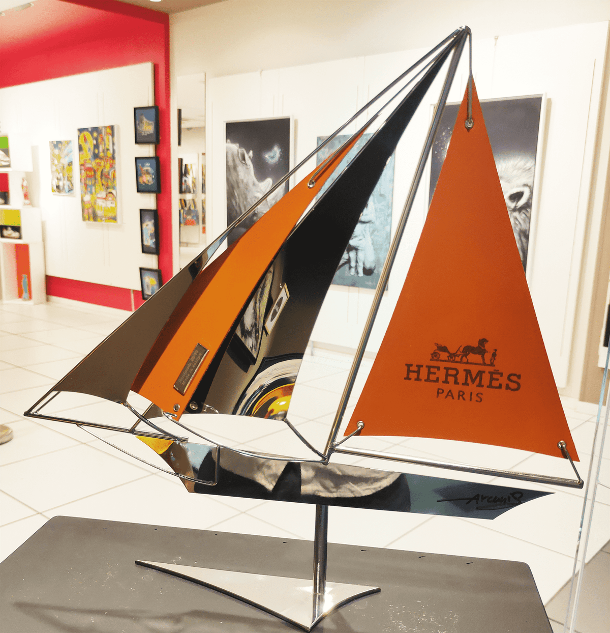 Œuvre Le Bateau 40 par Arcanis — sculpture en acier inoxydable poli miroir et cuir gravé