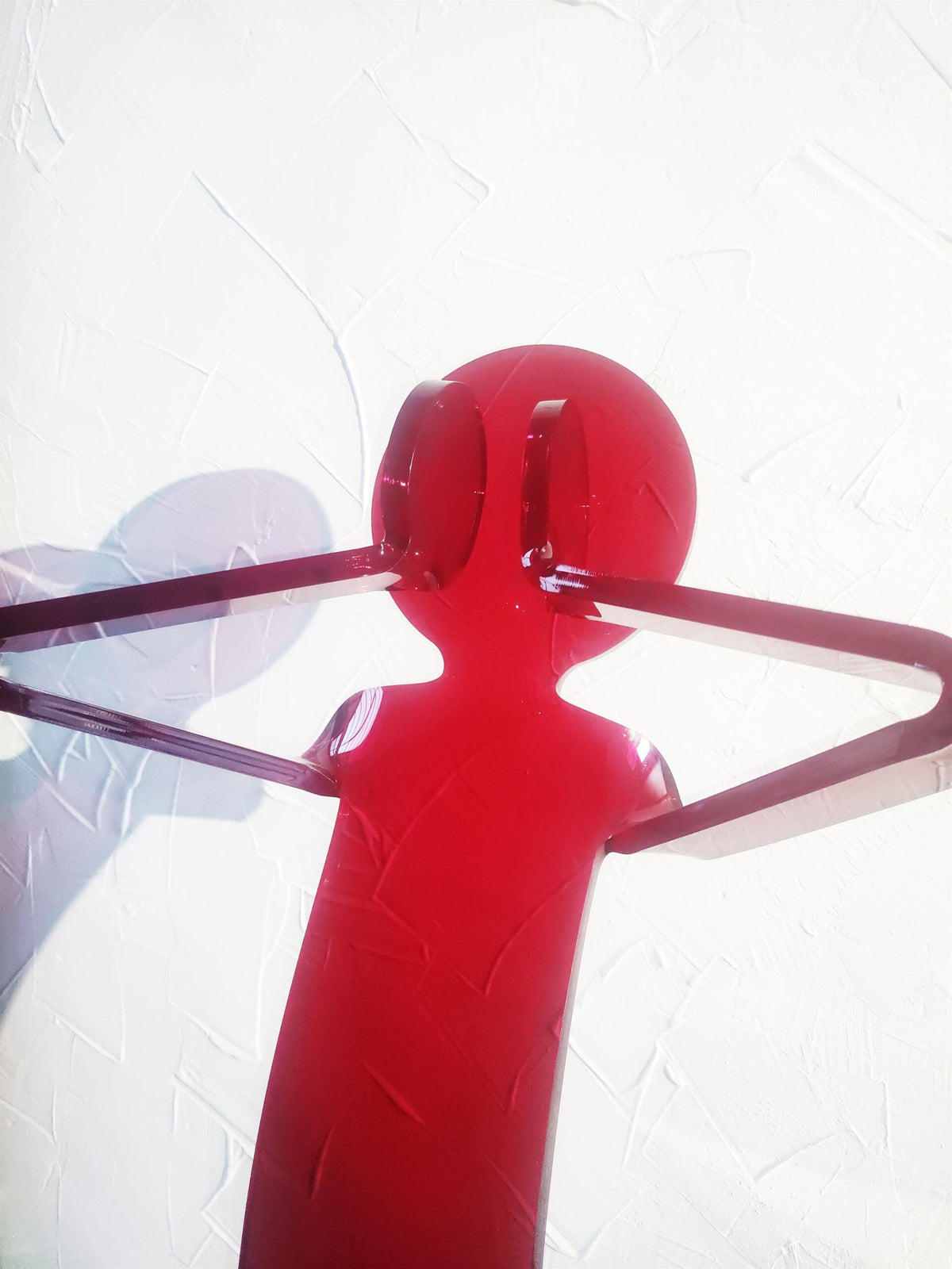 Flexo Shoot H150 — sculpture originale de ZED en acrylique thermoformé rouge translucide, édition 2/8