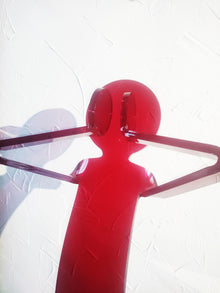Flexo Shoot H150 — sculpture originale de ZED en acrylique thermoformé rouge translucide, édition 2/8