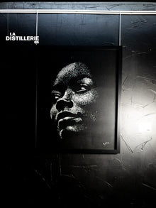 Africaine de Méta — portrait de femme en verre brisé travaillé par impacts