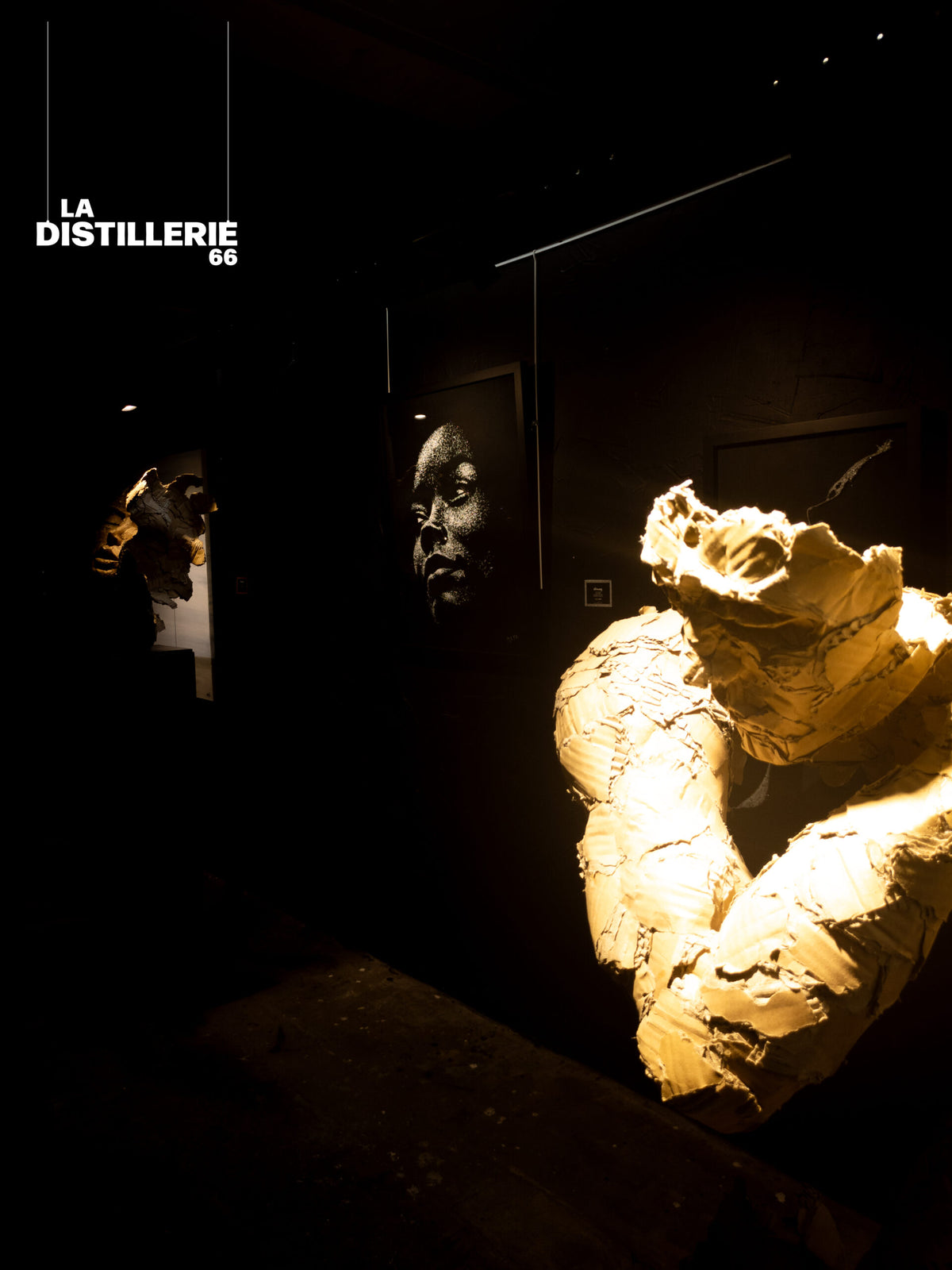Africaine de l’artiste Méta — impacts sur verre et portrait féminin sur fond noir
